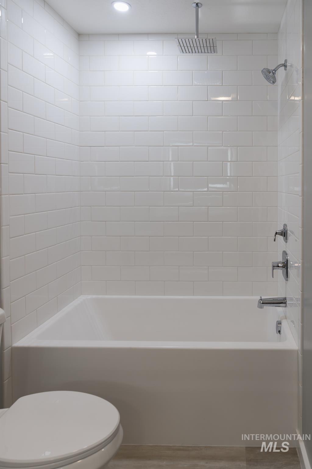 287 Southwest 6th Street, Unit 1 Ontario, OR 97914 - Photo 18 of 49 Full bath featuring a combined bath / shower with rainfall shower and toilet