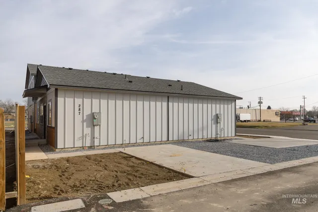 $1,995 | 287 Southeast 6th Avenue, Unit 1, Ontario, OR 97914