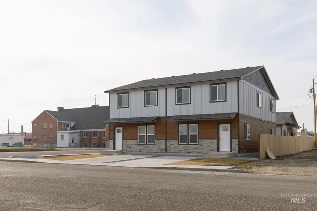 $1,995 | 287 Southeast 6th Avenue, Unit 1, Ontario, OR 97914