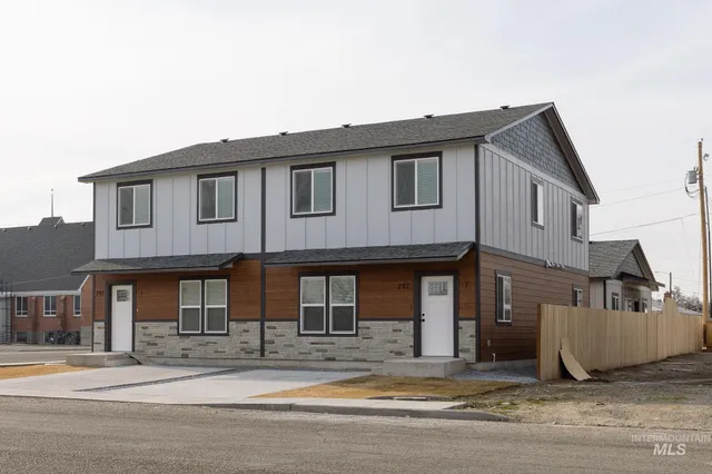 $1,995 | 287 Southeast 6th Avenue, Unit 1, Ontario, OR 97914