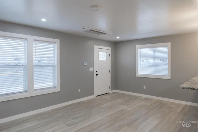 $1,995 | 287 Southeast 6th Avenue, Unit 1, Ontario, OR 97914