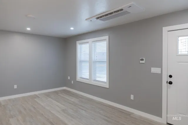 $1,995 | 287 Southeast 6th Avenue, Unit 1, Ontario, OR 97914