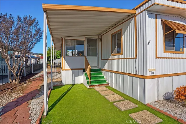 a view of a house with backyard and porch