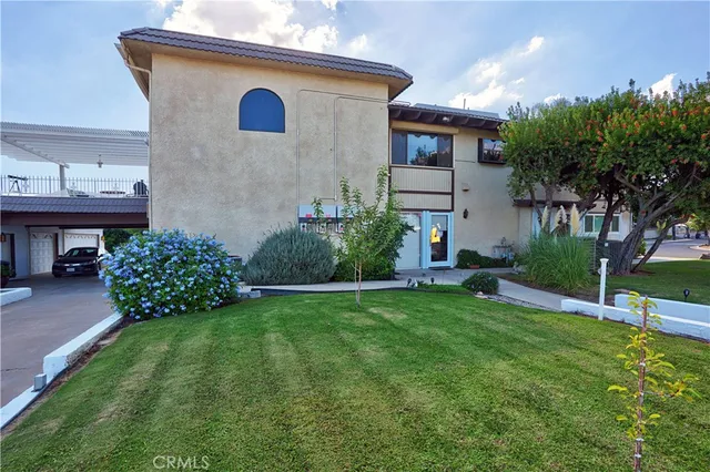 a view of a house with a yard