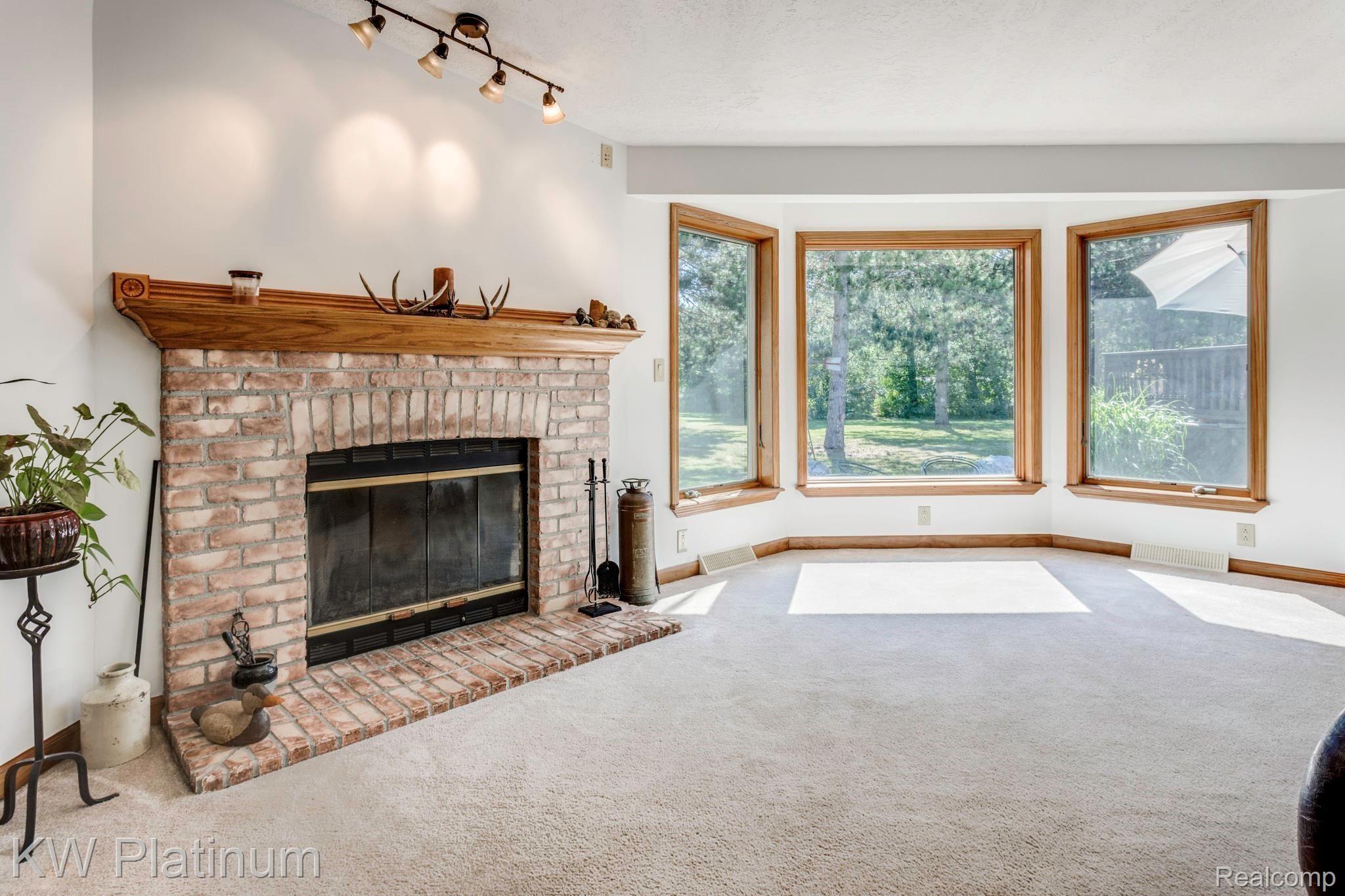 6698 Kilburn Road Jeddo, MI 48032 - Photo 8 of 37 living room 1.jpg