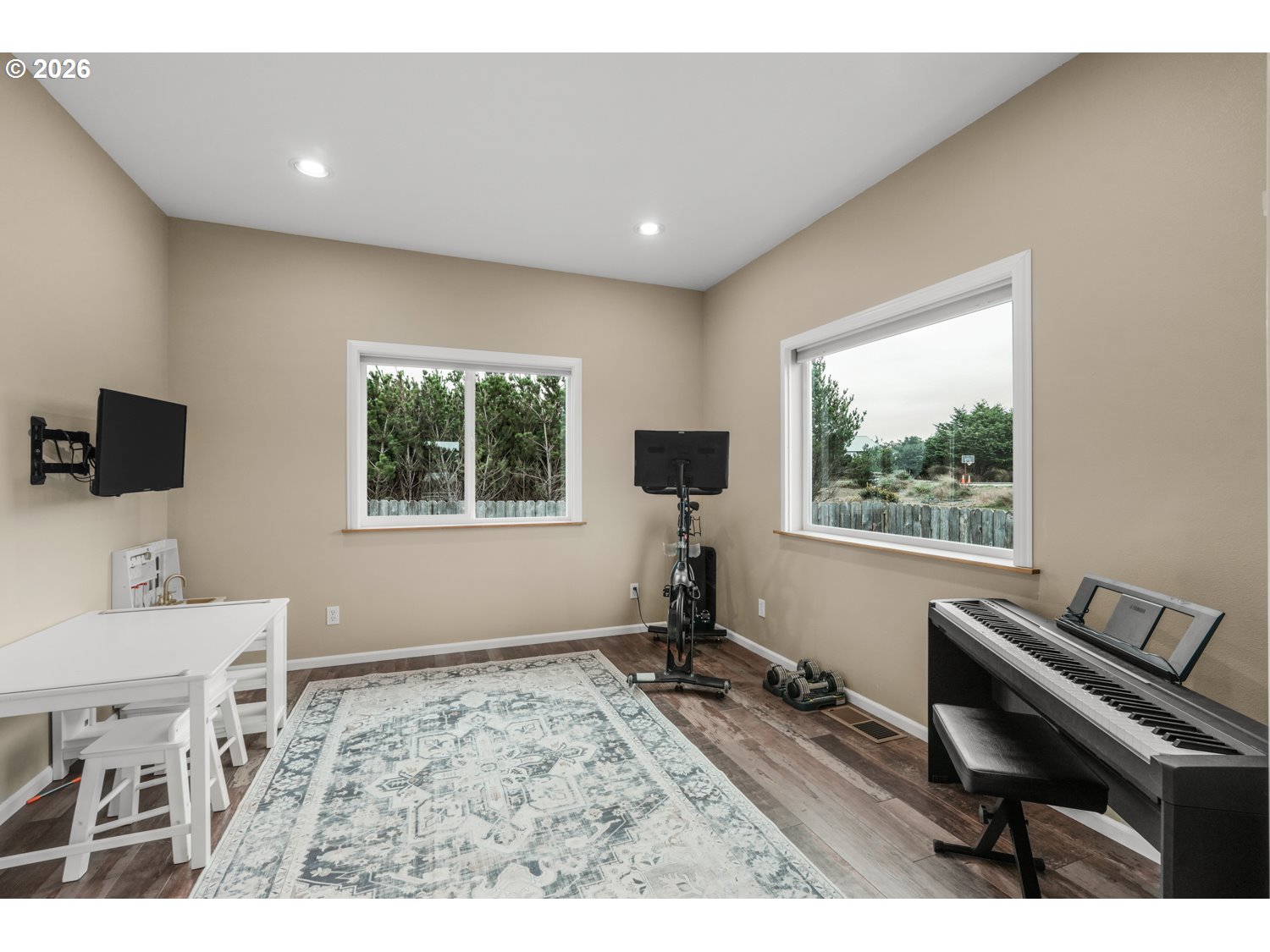 2927 Ruby Court Bandon, OR 97411 - Photo 20 of 38 a room with furniture and a window