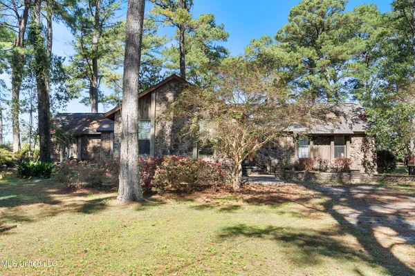 $599,900 | 3297 Country Club Road, Senatobia, MS 38668