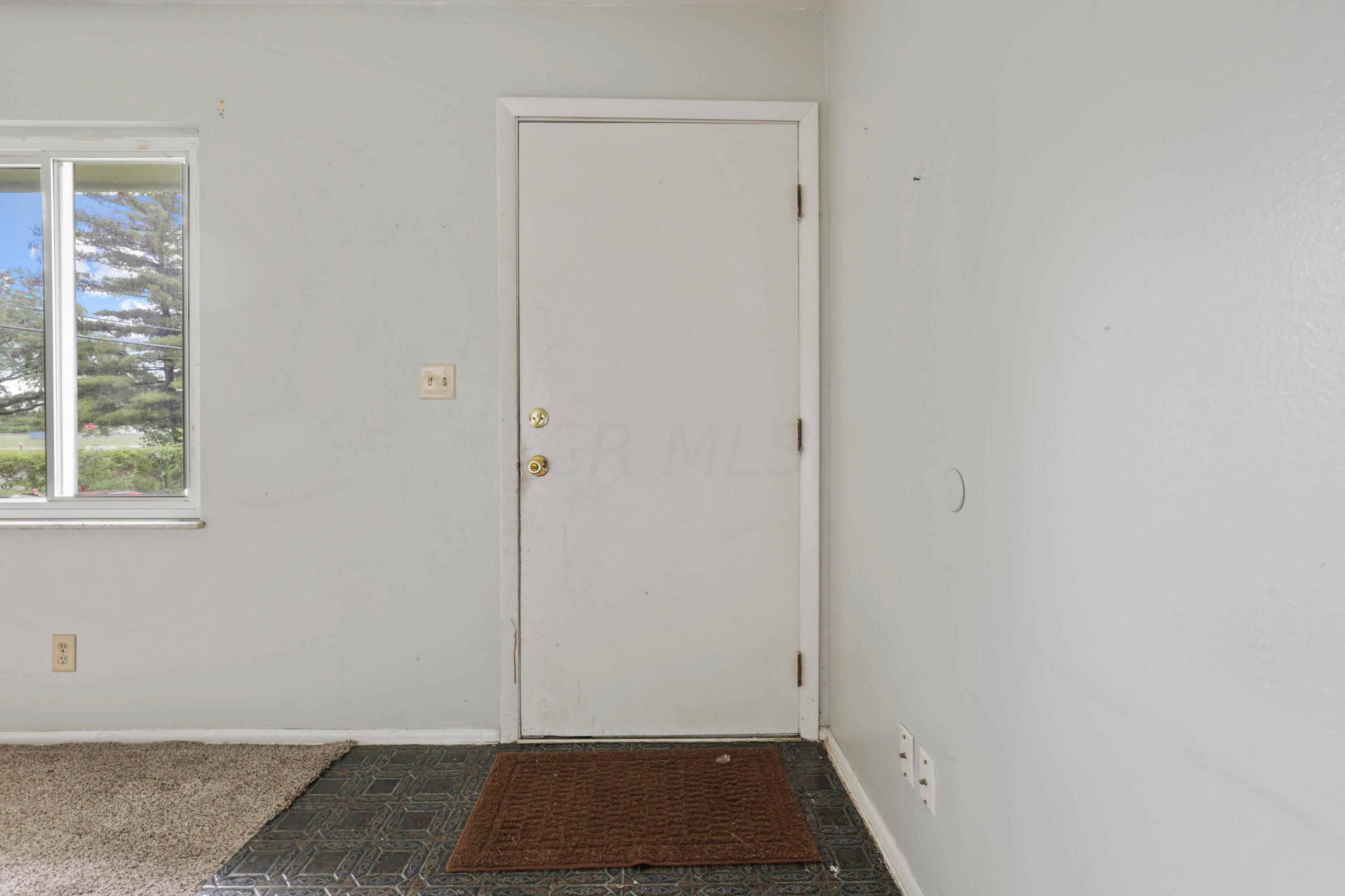 5044 Rotherham Road Columbus, OH 43232 - Photo 2 of 43 0N4A4076