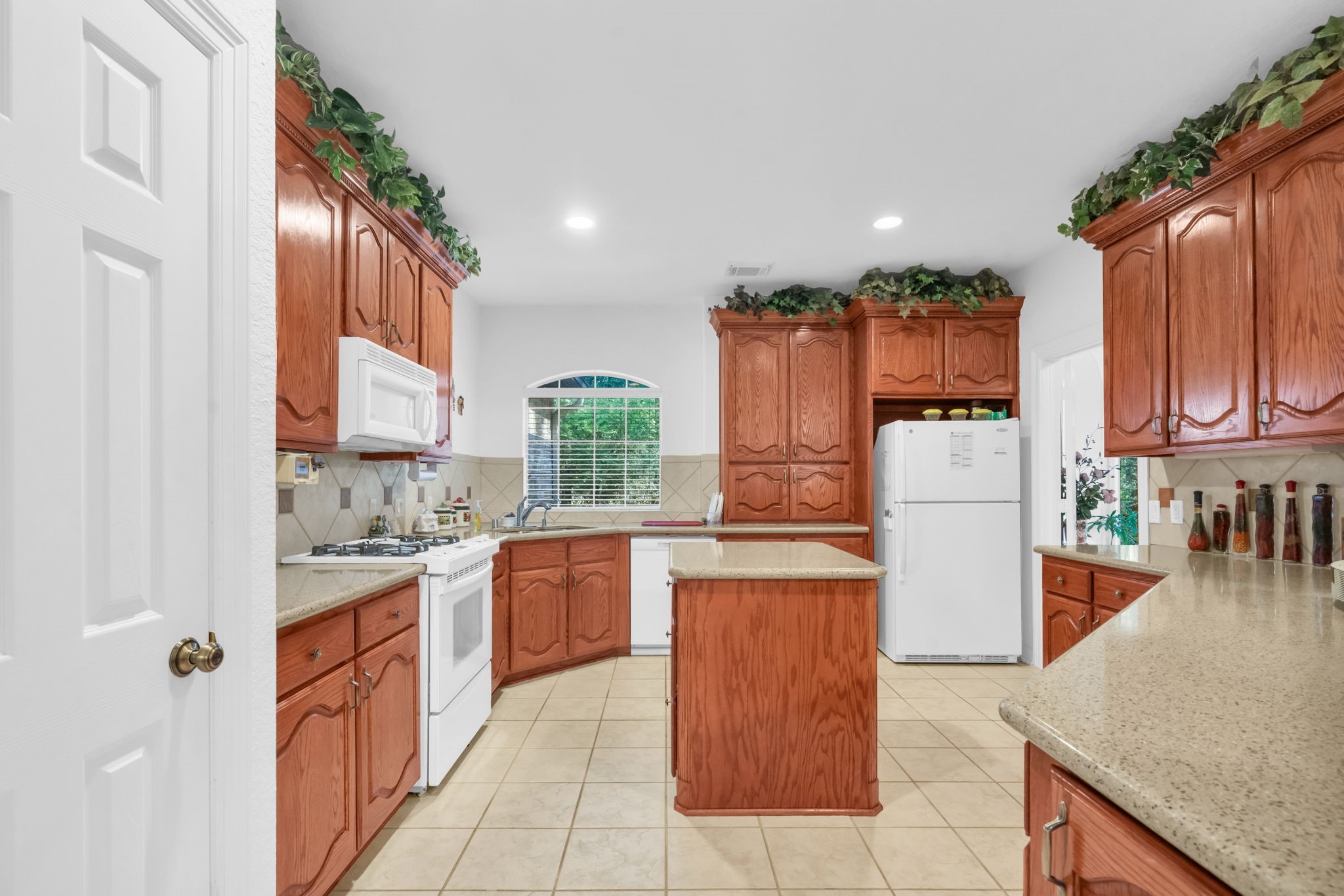 15501 Victoria's Way Montgomery, TX 77316 - Photo 10 of 36 Large kitchen with island