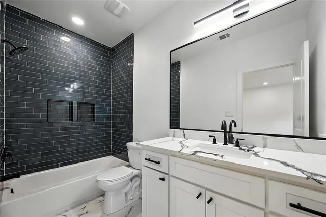 a view of a house with backyard and garden