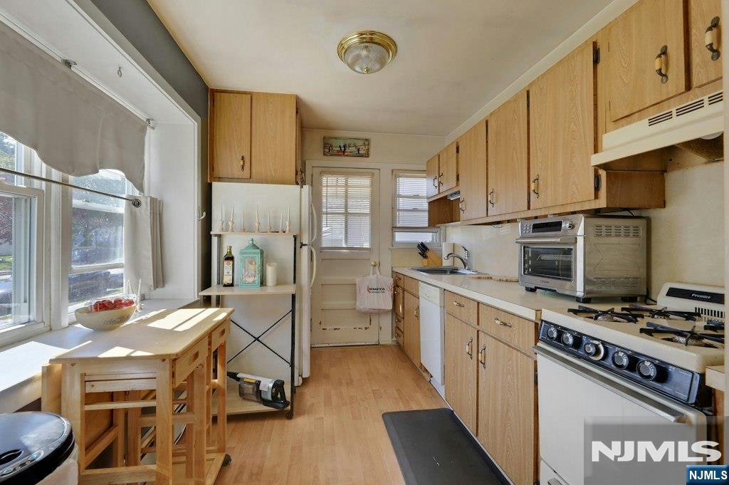 35 Grant Street East Rutherford, NJ 07073 - Photo 17 of 31 Gallery Image 17