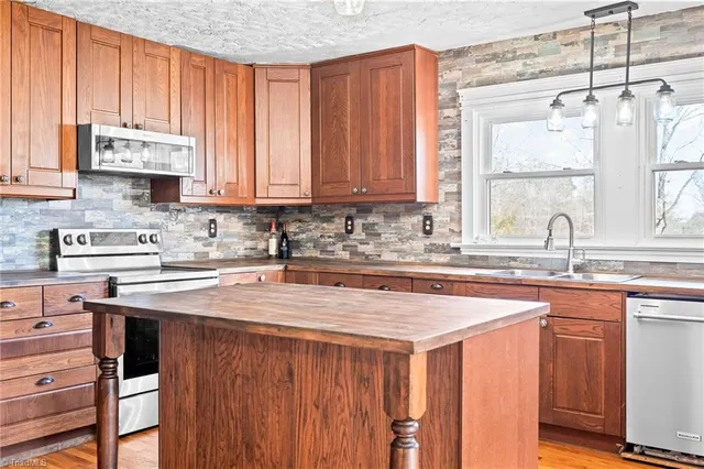 $450,000 | 1579 Lake Road, Thomasville, NC 27360