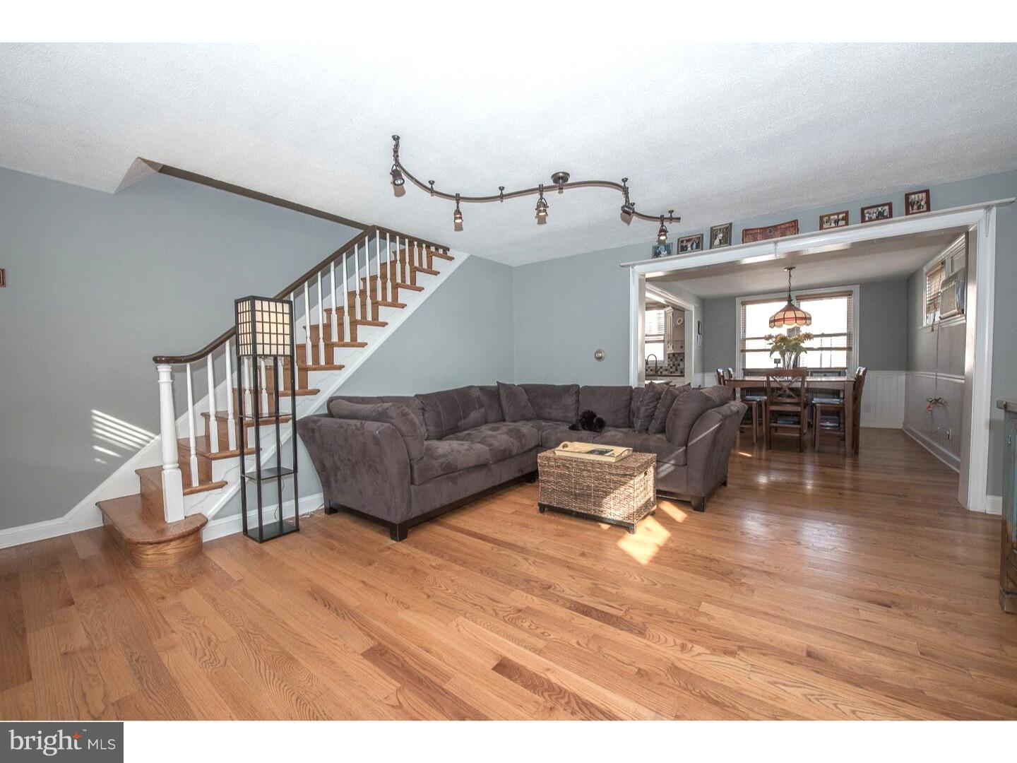 136 Green Valley Road Upper Darby, PA 19082 - Photo 4 of 25 Living Room