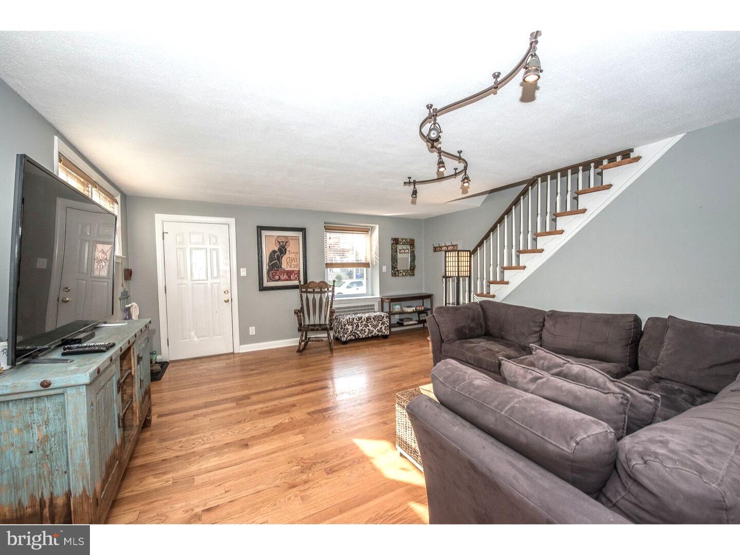 136 Green Valley Road Upper Darby, PA 19082 - Photo 5 of 25 Living Room