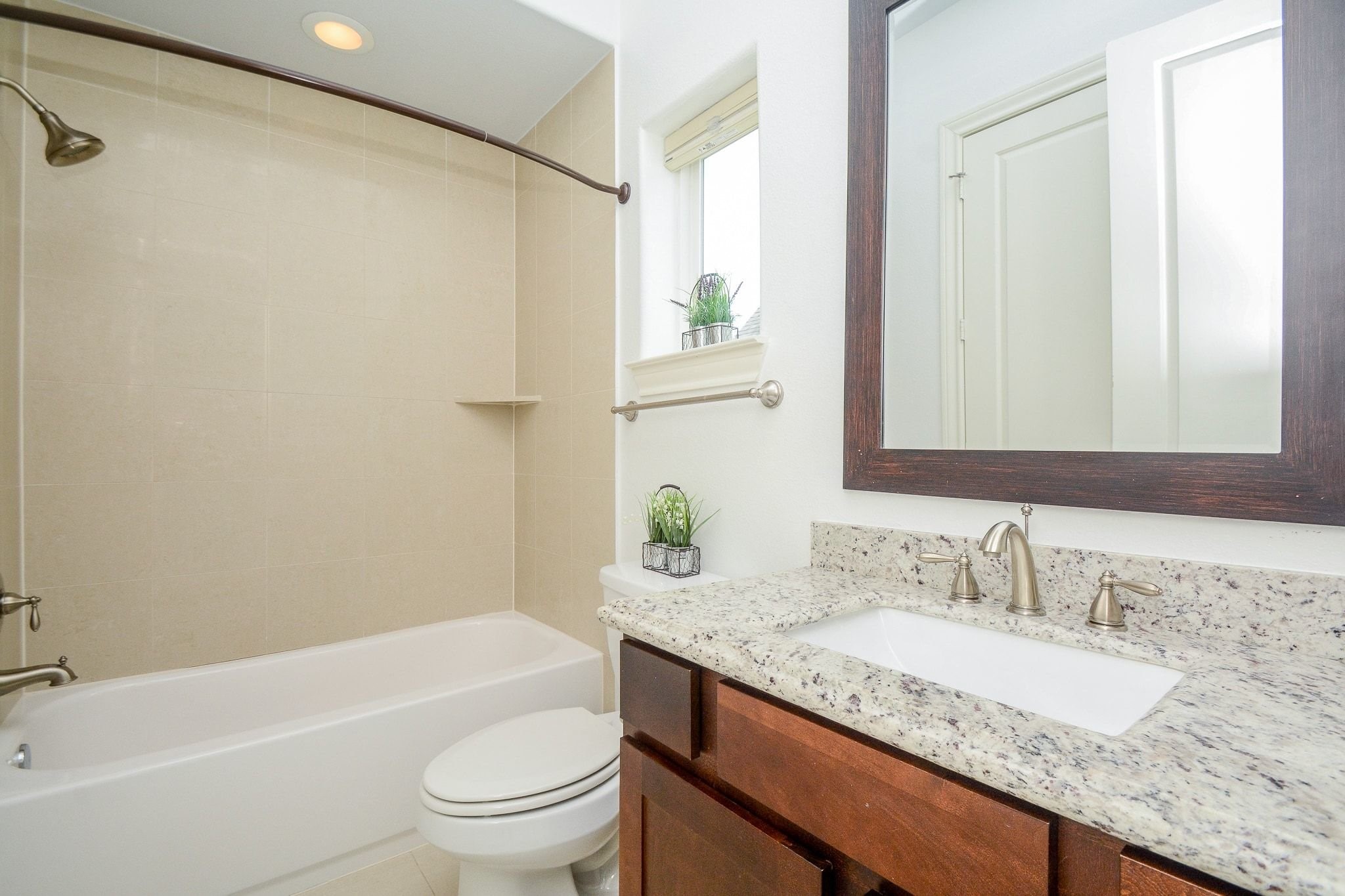 2960 Rusk Street Houston, TX 77003 - Photo 22 of 25 Ensuite full bathroom in 3rd floor guest bedroom.