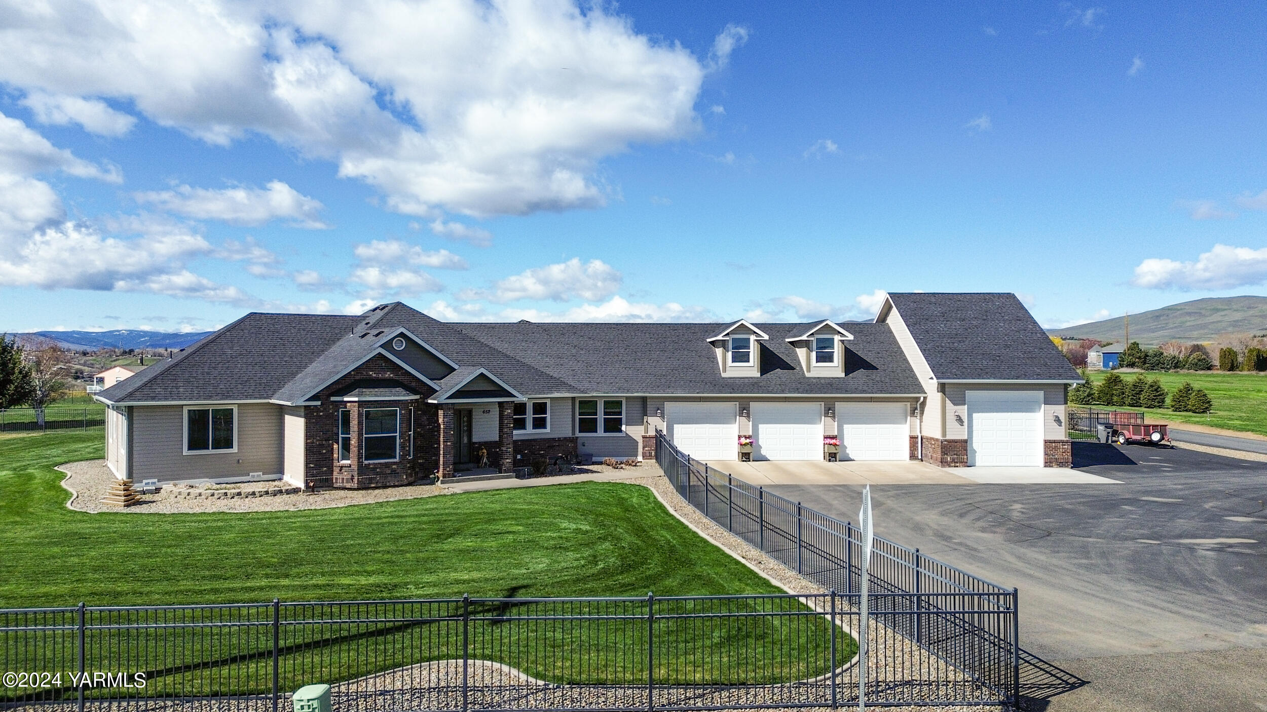 652 South Friedline Road Yakima, WA 98908 - Photo 1 of 38 a front view of a house with a yard