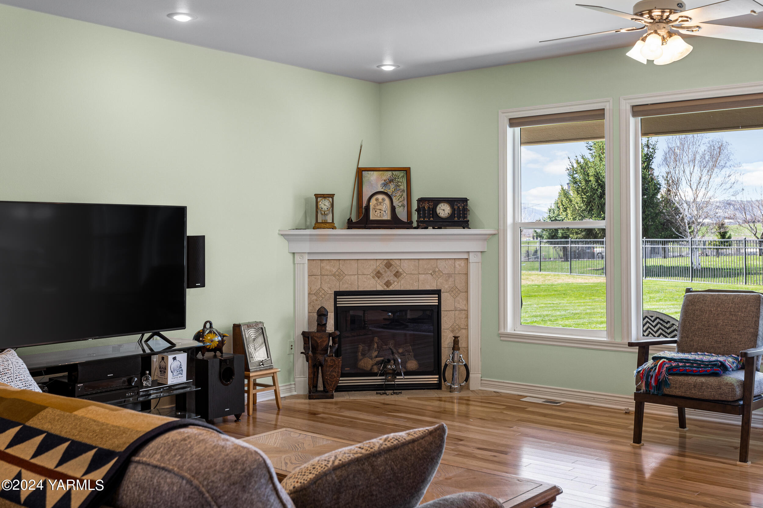 652 South Friedline Road Yakima, WA 98908 - Photo 11 of 38 a living room with furniture a fireplace and a flat screen tv