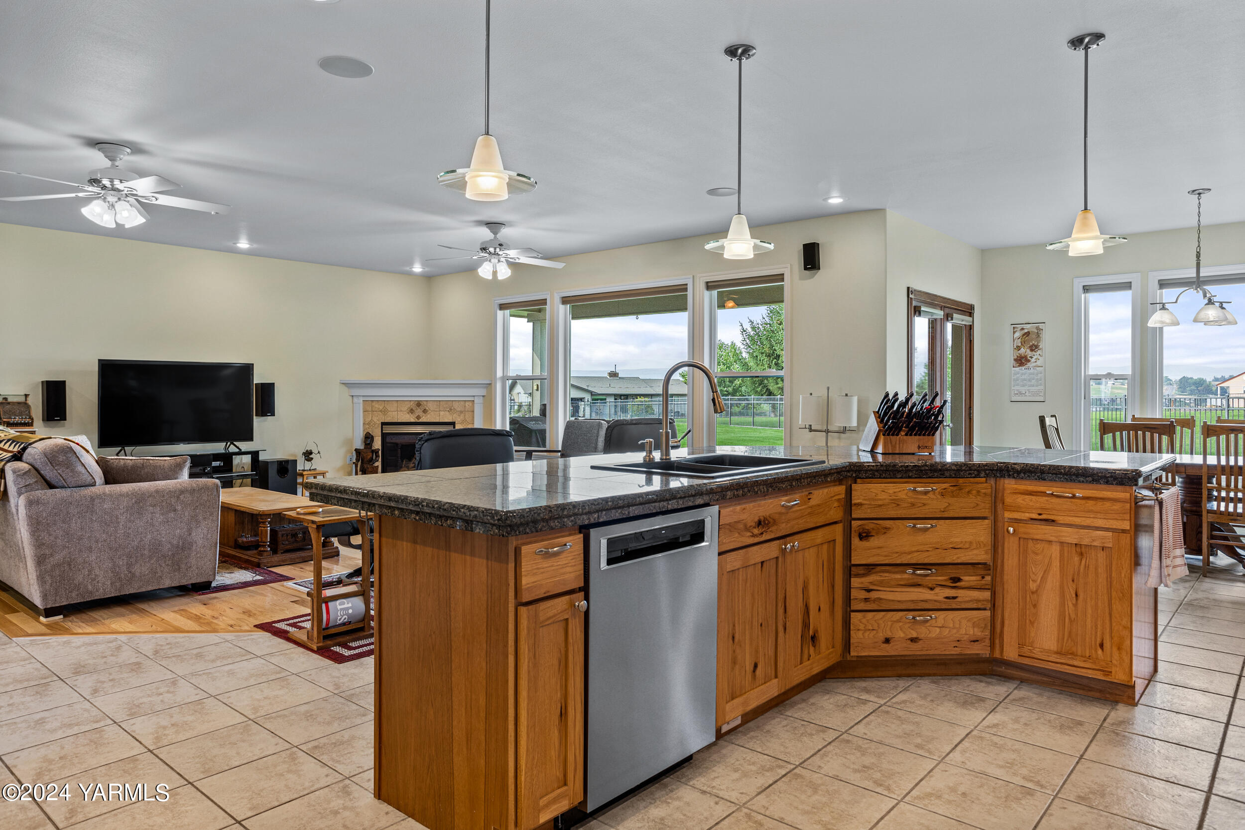 652 South Friedline Road Yakima, WA 98908 - Photo 12 of 38 a kitchen with cabinets a sink and appliances