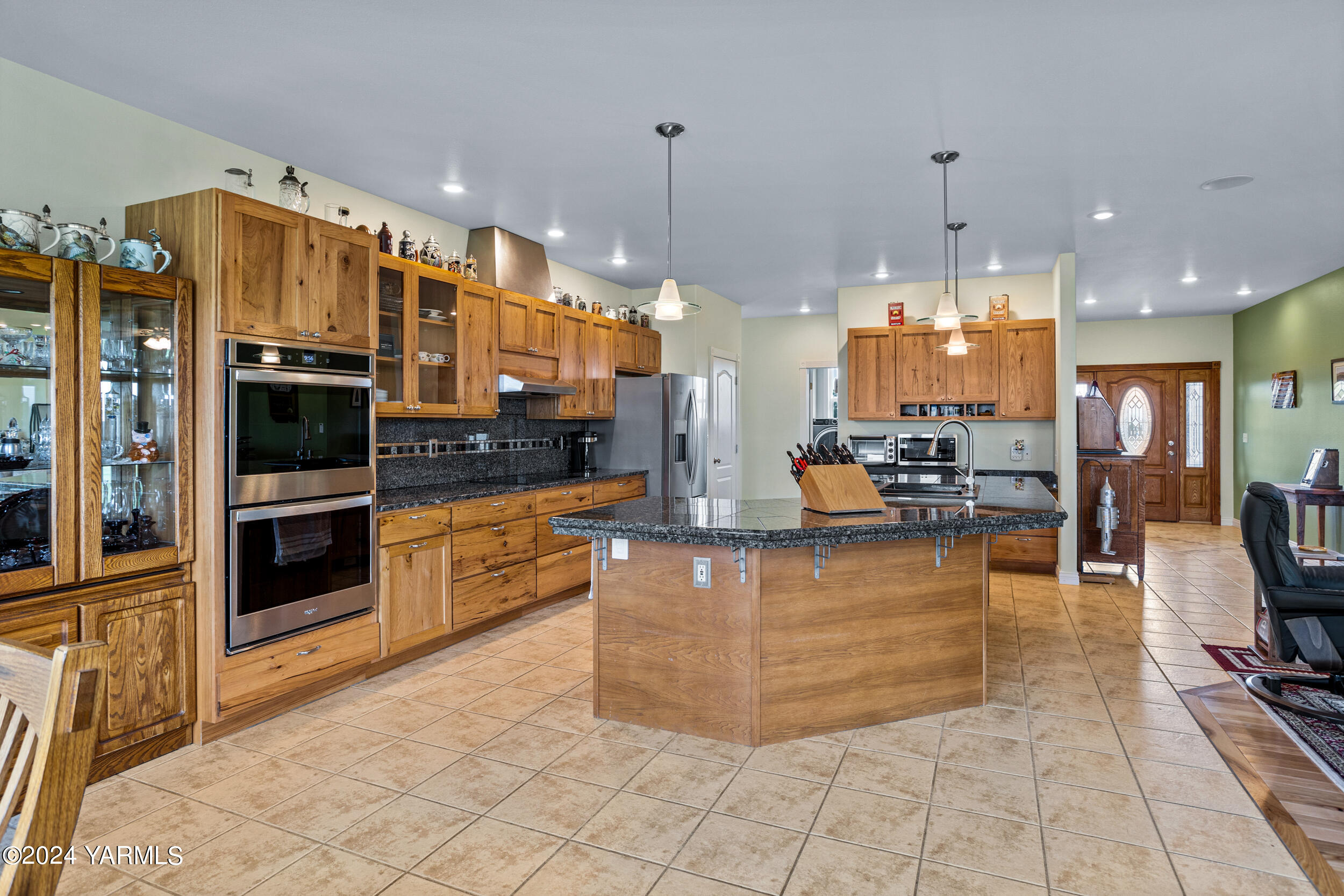 652 South Friedline Road Yakima, WA 98908 - Photo 14 of 38 a large kitchen with stainless steel appliances kitchen island granite countertop a large counter top and stove