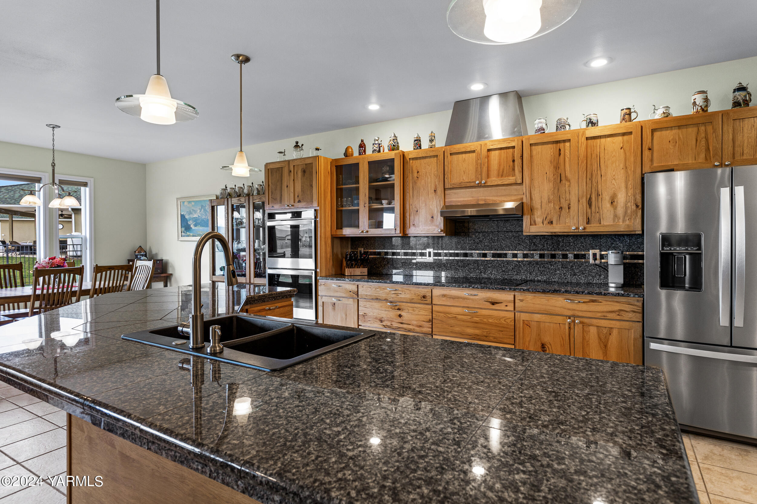 652 South Friedline Road Yakima, WA 98908 - Photo 16 of 38 a kitchen with stainless steel appliances granite countertop a sink refrigerator and cabinets