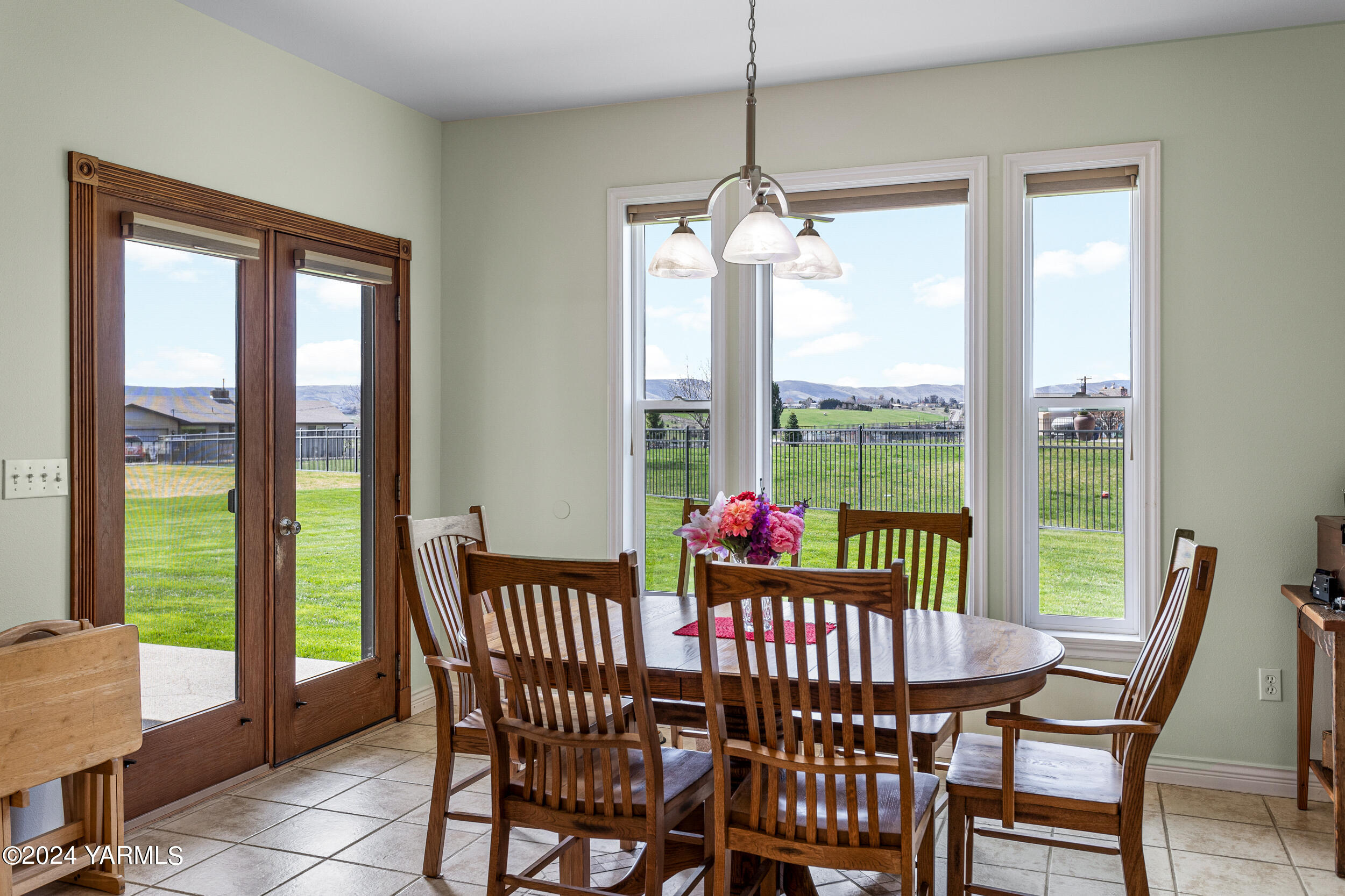 652 South Friedline Road Yakima, WA 98908 - Photo 17 of 38 a view of a dining room with furniture window and outside view