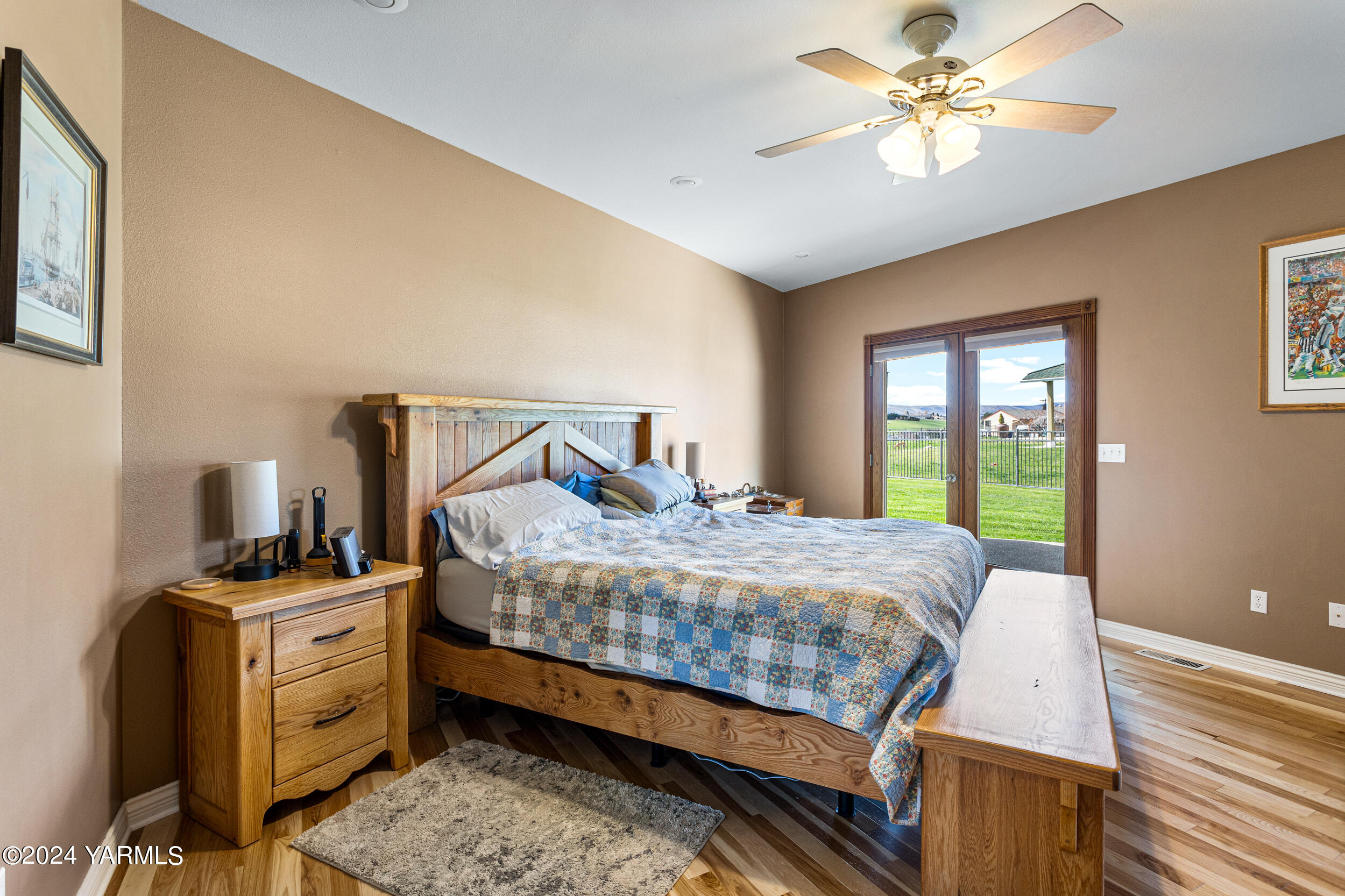 652 South Friedline Road Yakima, WA 98908 - Photo 18 of 38 a bedroom with a bed and a chandelier