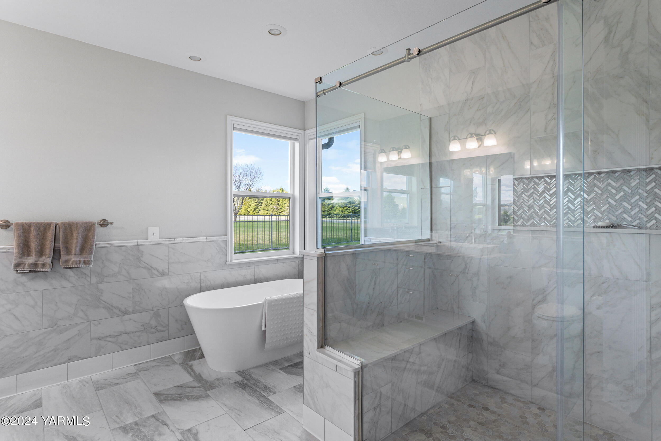 652 South Friedline Road Yakima, WA 98908 - Photo 20 of 38 a bathroom with a bathtub and a shower