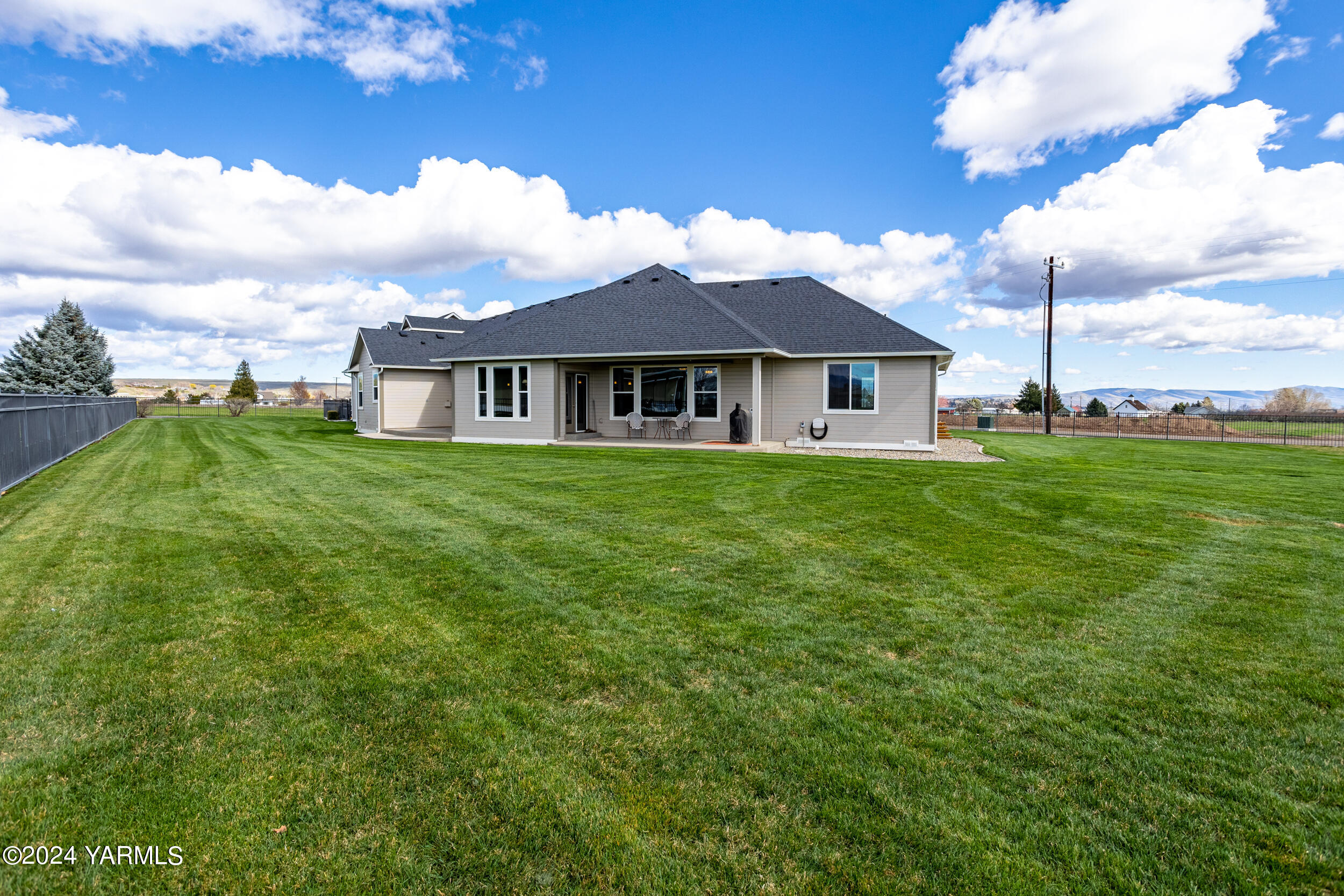 652 South Friedline Road Yakima, WA 98908 - Photo 2 of 38 a view of a house with a big yard and large trees