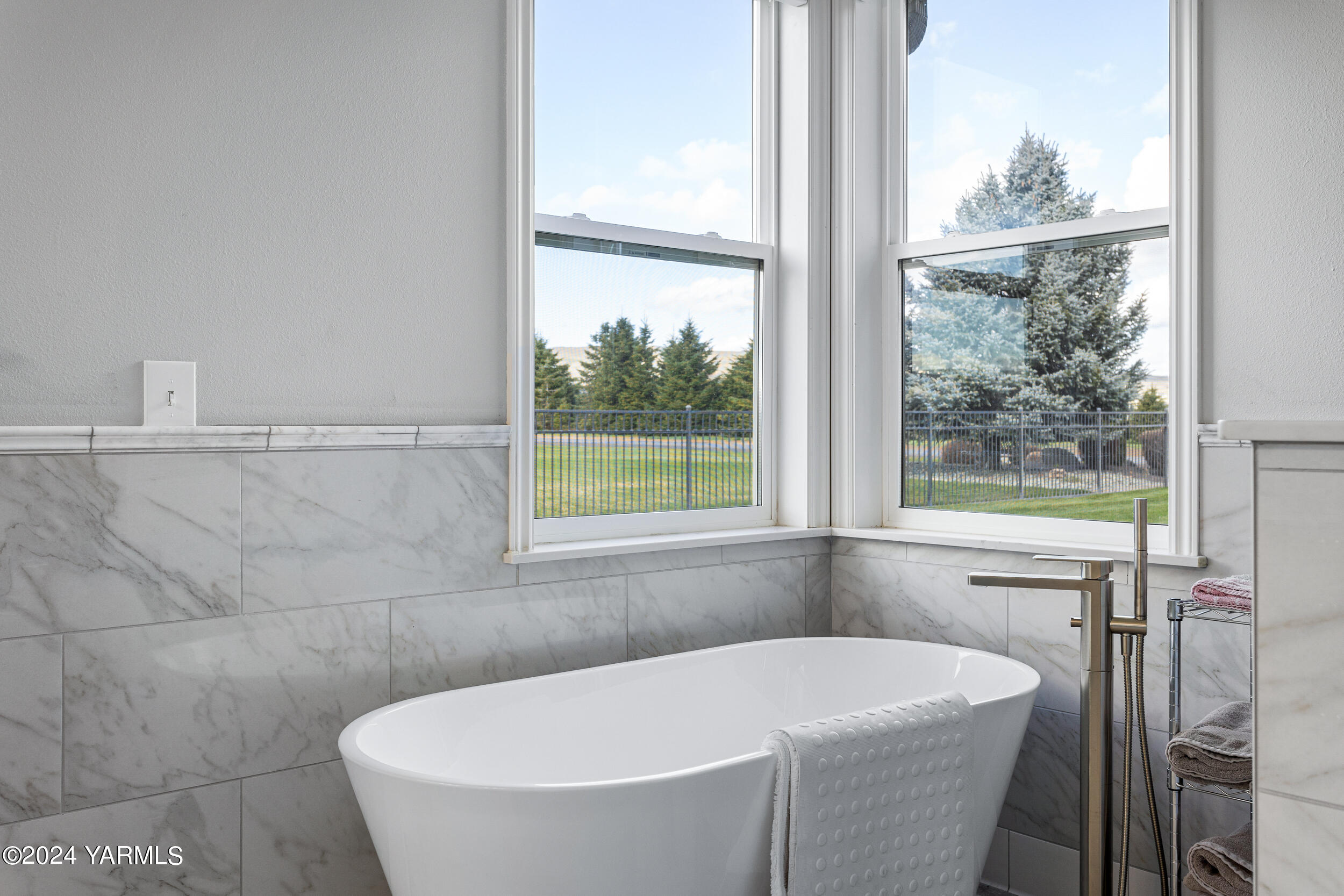 652 South Friedline Road Yakima, WA 98908 - Photo 21 of 38 a white bath tub sitting in a bathroom next to a window