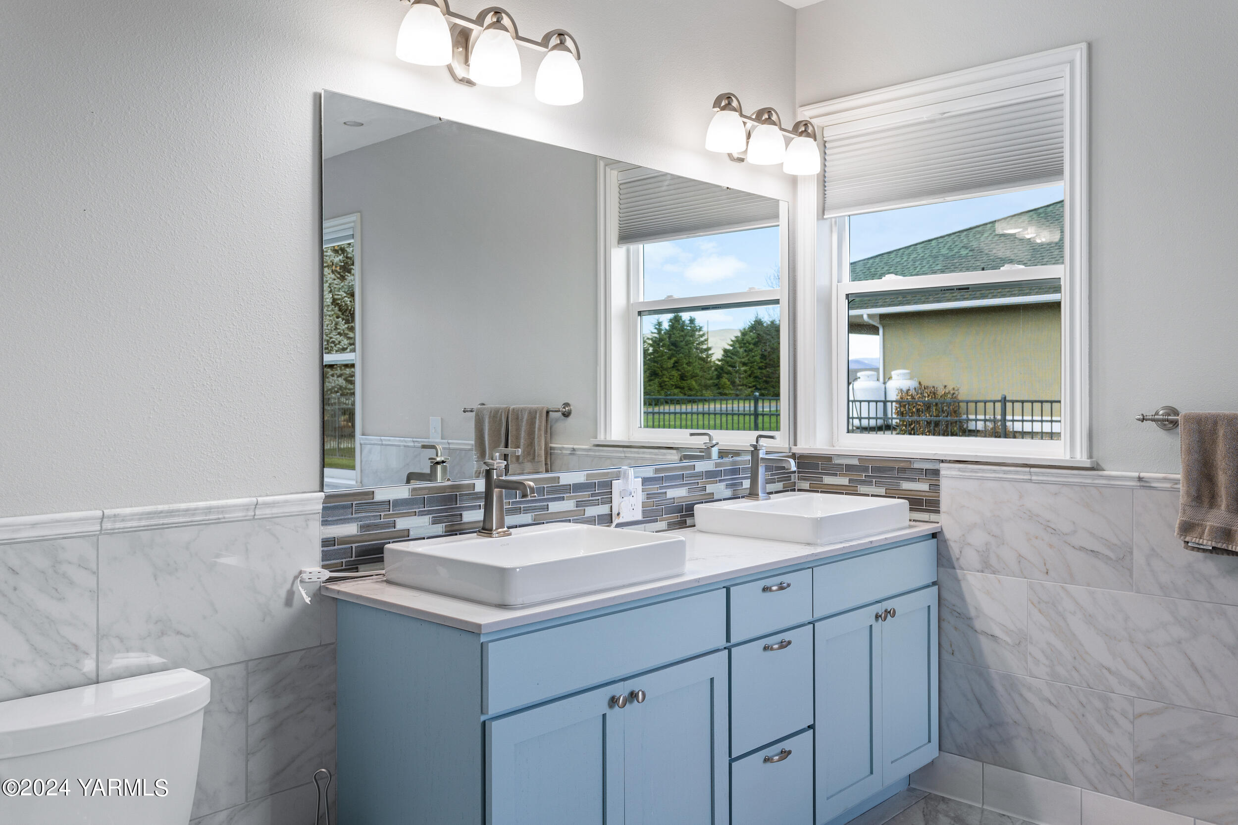 652 South Friedline Road Yakima, WA 98908 - Photo 23 of 38 a bathroom with a sink and a mirror