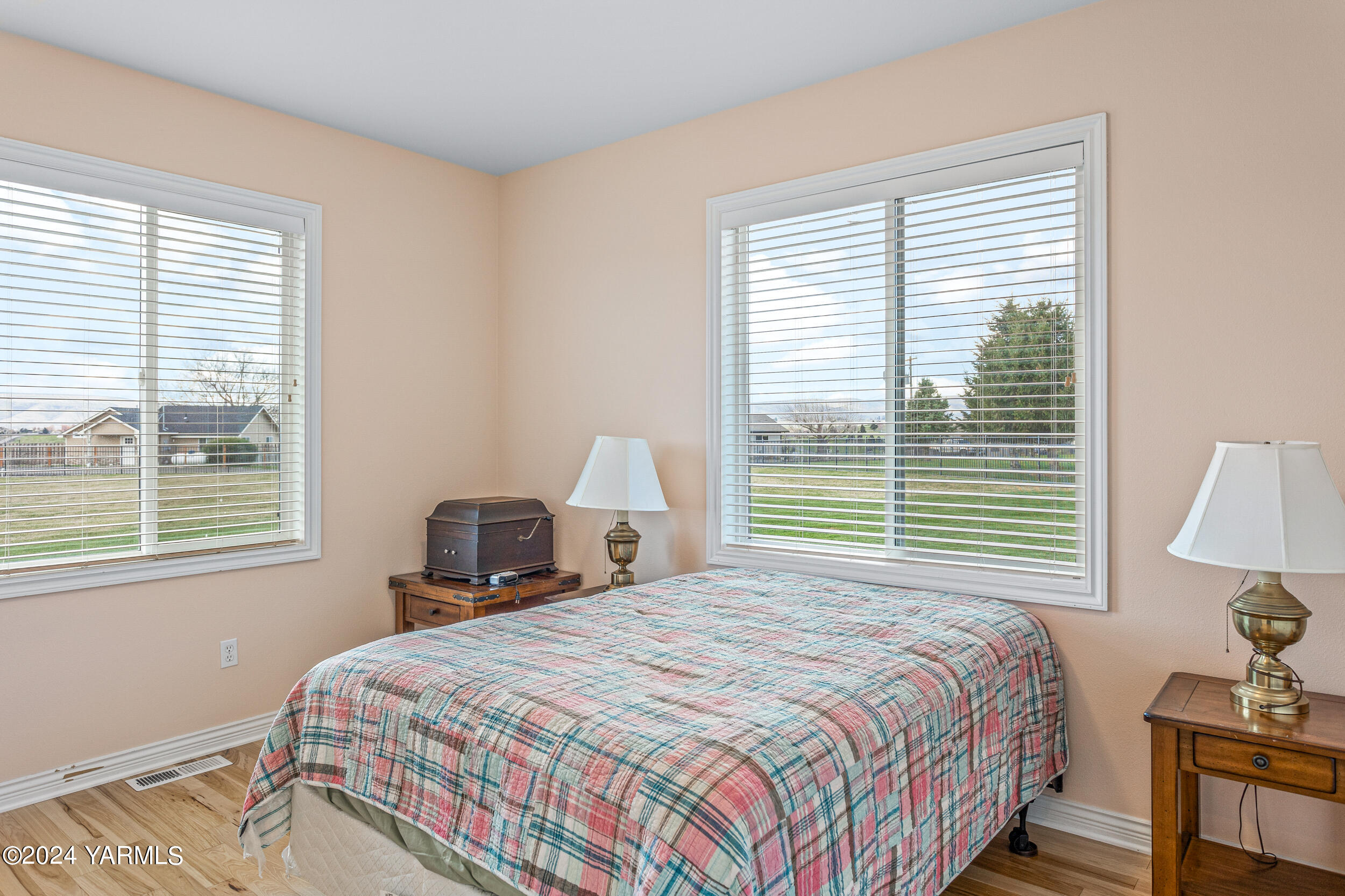 652 South Friedline Road Yakima, WA 98908 - Photo 24 of 38 a bedroom with a bed and a window