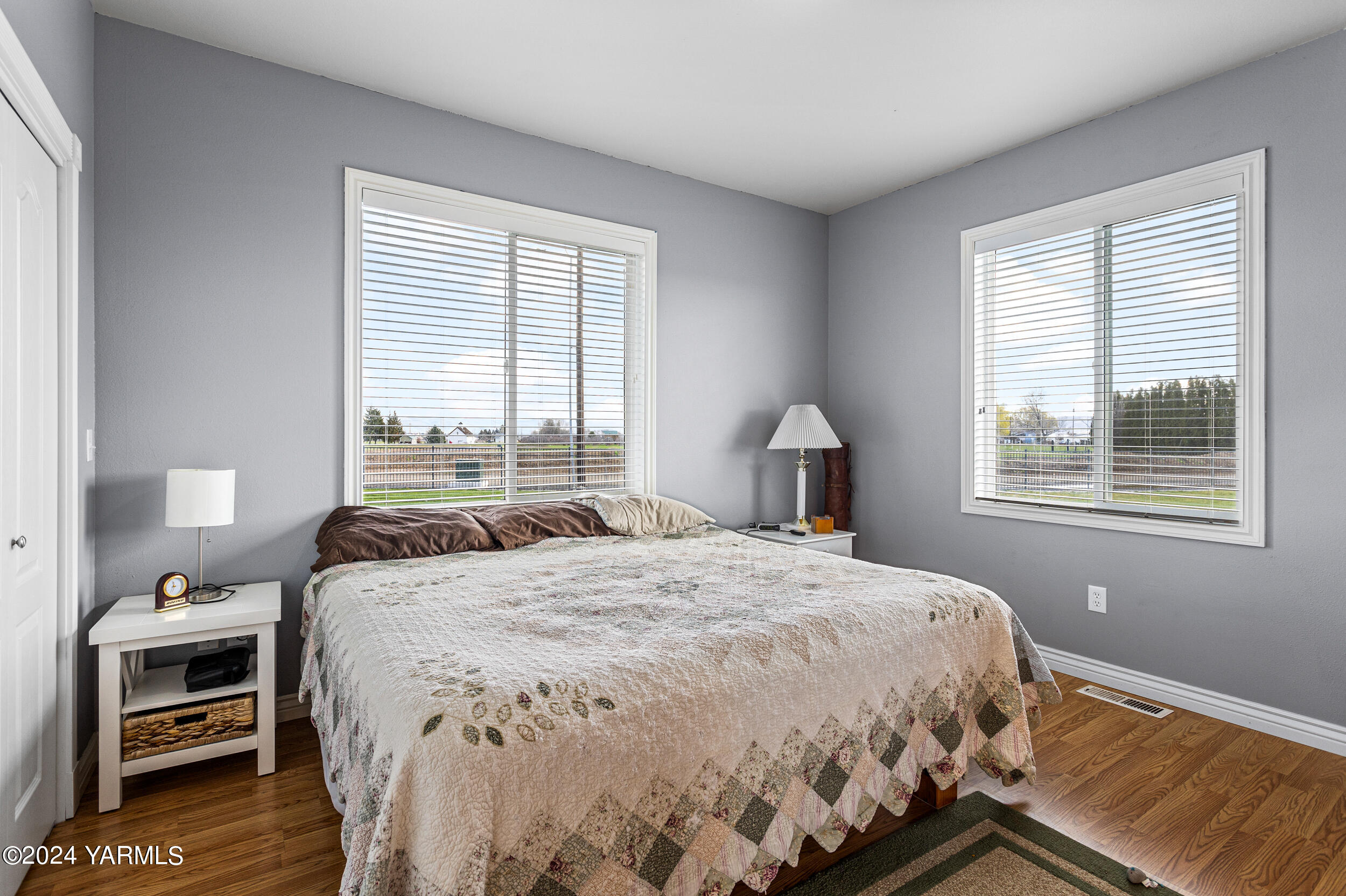 652 South Friedline Road Yakima, WA 98908 - Photo 26 of 38 a bedroom with a bed and a window