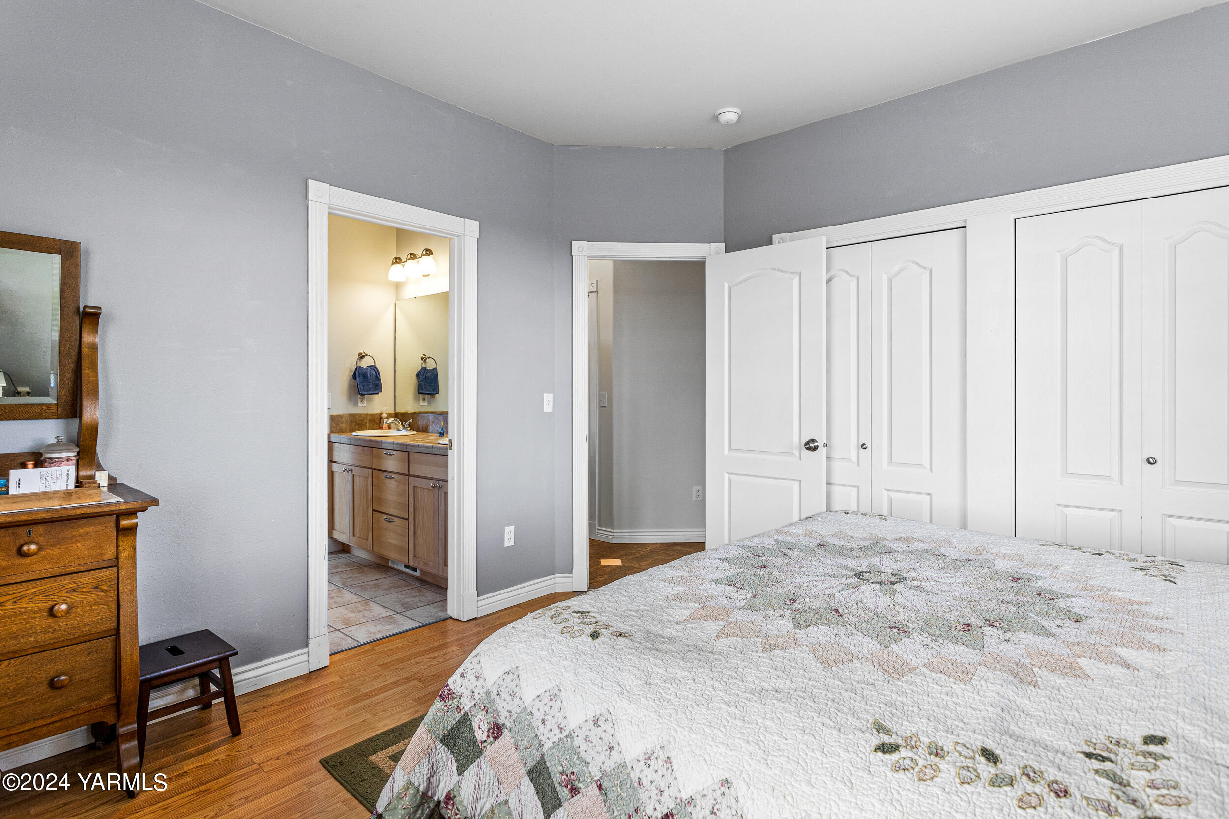 652 South Friedline Road Yakima, WA 98908 - Photo 27 of 38 a bedroom with a bed and a view of kitchen