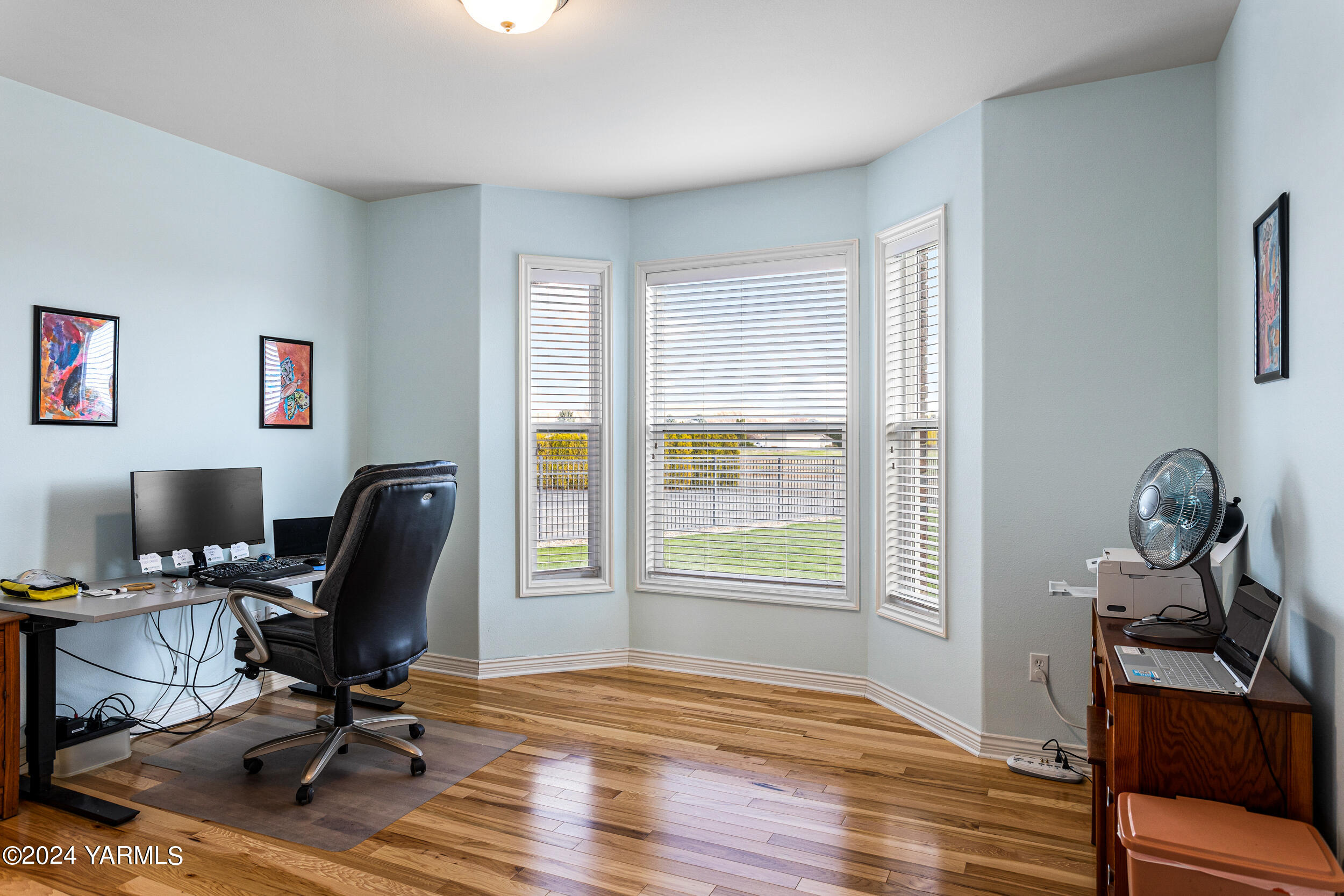 652 South Friedline Road Yakima, WA 98908 - Photo 29 of 38 a view of a workspace with furniture and a window