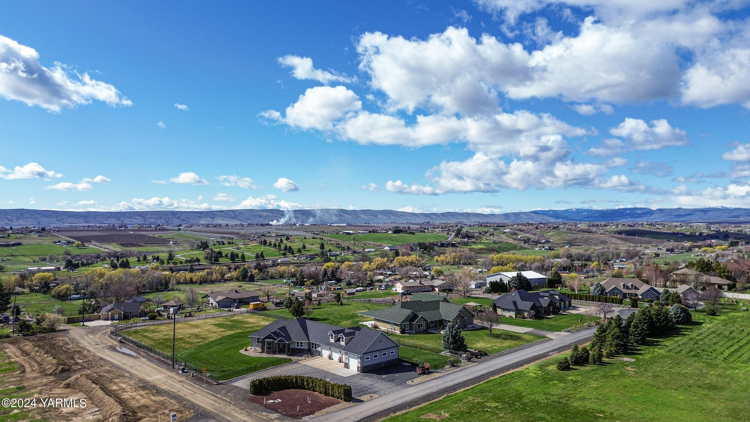 652 South Friedline Road Yakima, WA 98908 - Photo 3 of 38 a view of a city with lots of trees