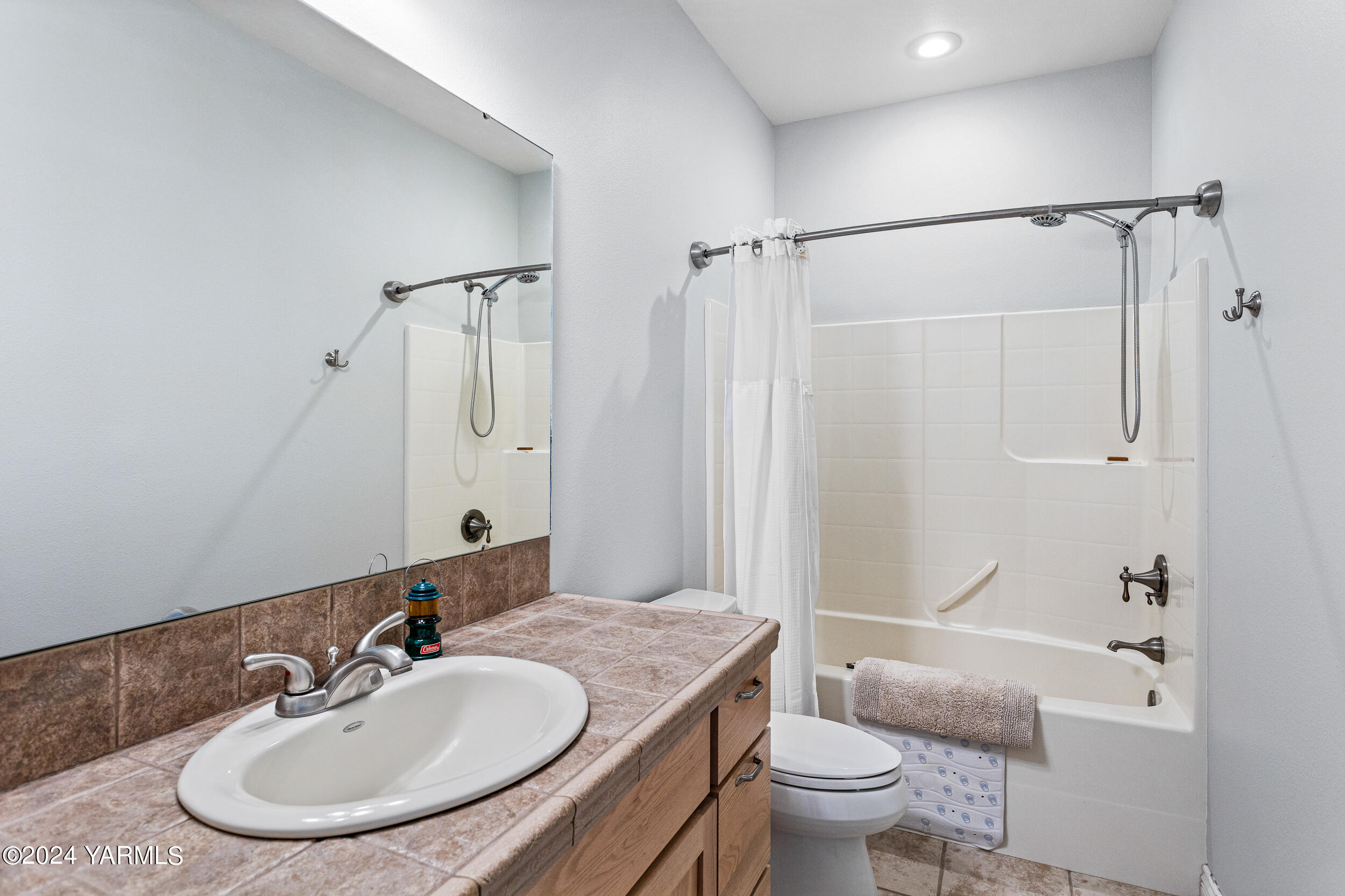652 South Friedline Road Yakima, WA 98908 - Photo 33 of 38 a bathroom with a sink toilet and shower
