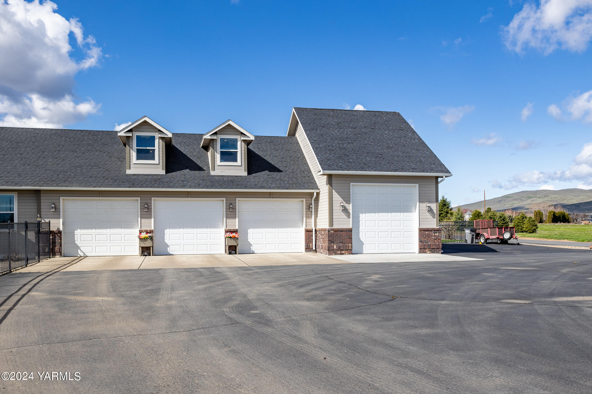 652 South Friedline Road Yakima, WA 98908 - Photo 34 of 38 a view of a house with a outdoor space