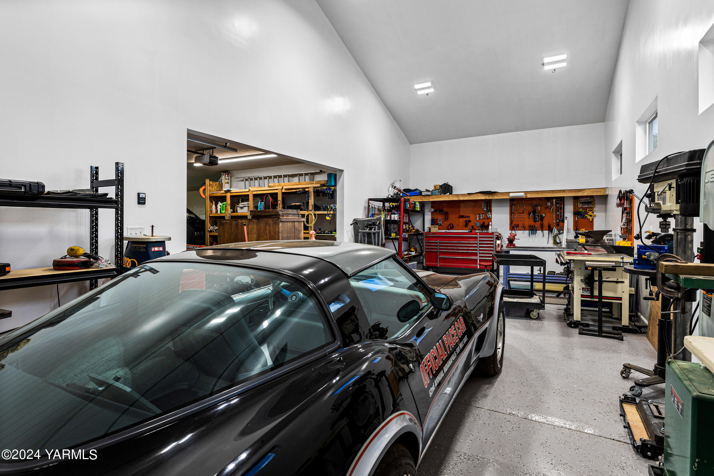 652 South Friedline Road Yakima, WA 98908 - Photo 35 of 38 a bed room with a bed and furniture