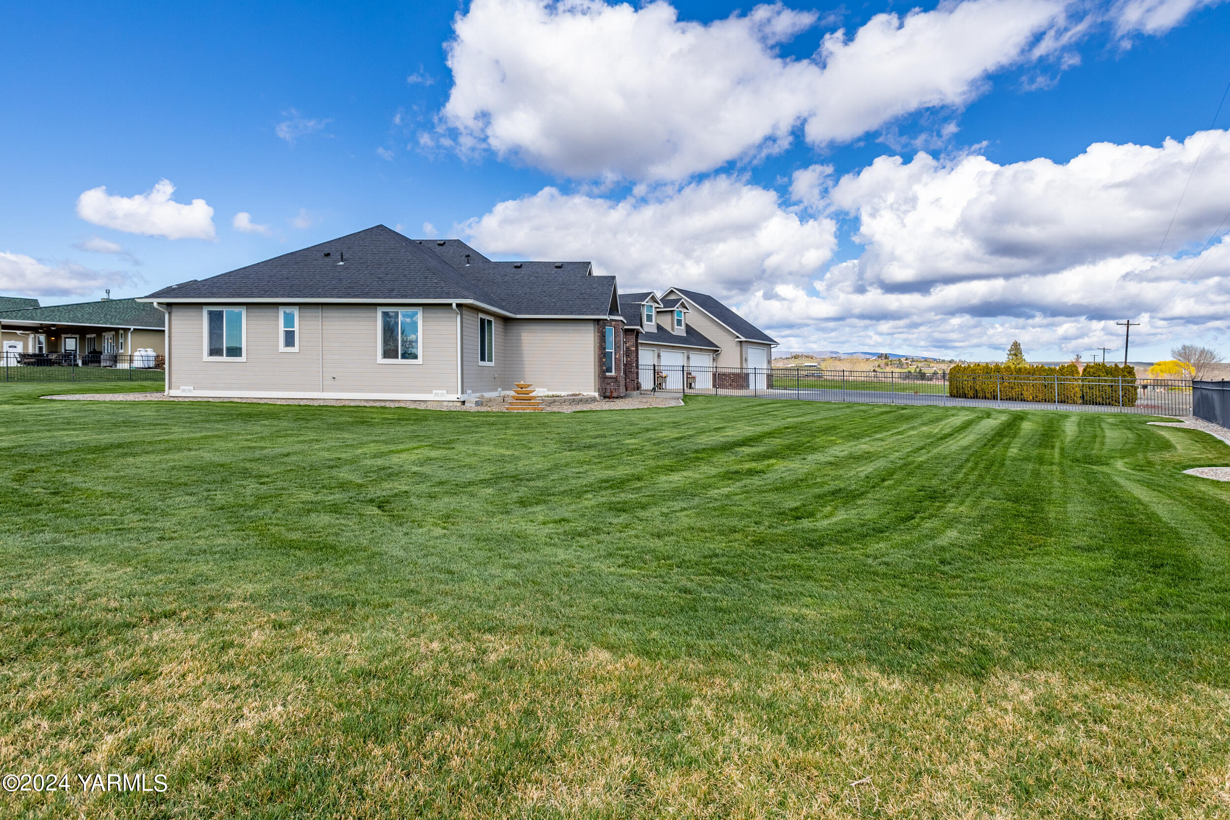 652 South Friedline Road Yakima, WA 98908 - Photo 37 of 38 a view of a house with a big yard and potted plants