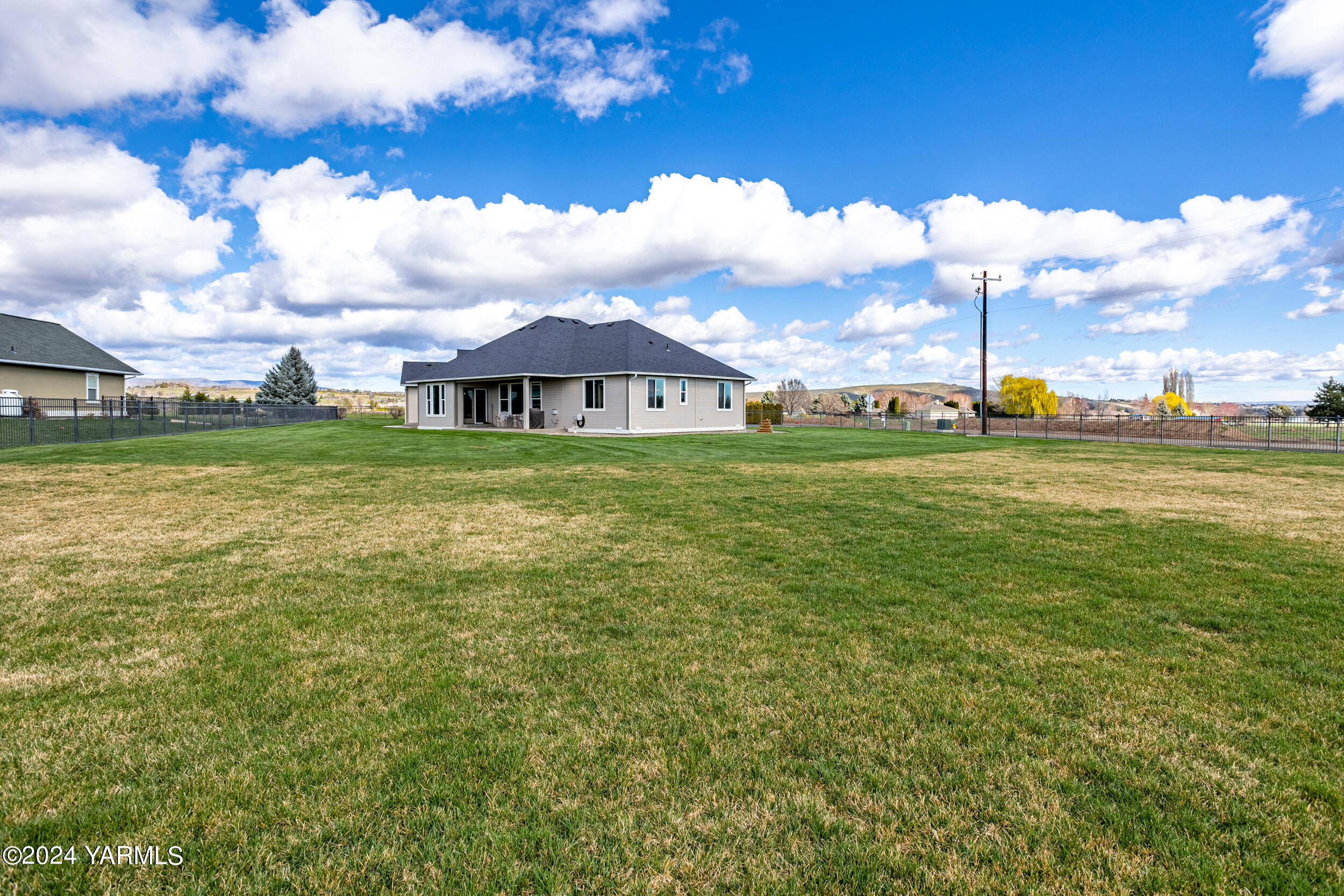 652 South Friedline Road Yakima, WA 98908 - Photo 38 of 38 a view of a big yard with a house in the background