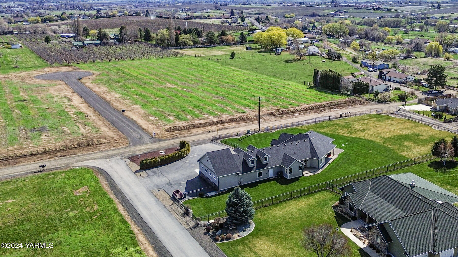 652 South Friedline Road Yakima, WA 98908 - Photo 4 of 38 a view of a backyard with plants