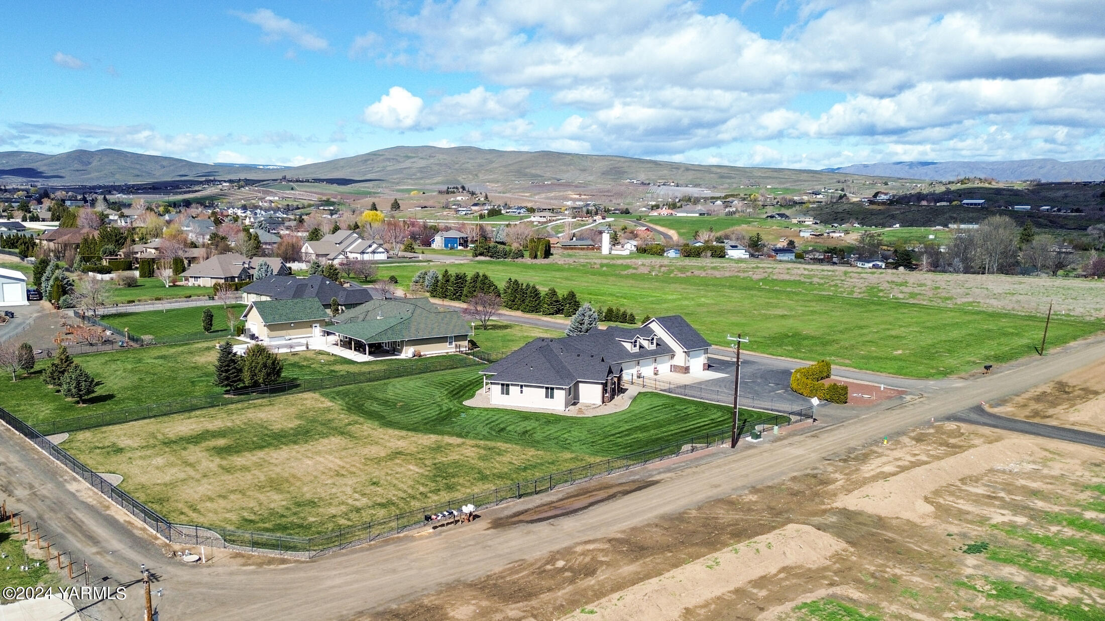 652 South Friedline Road Yakima, WA 98908 - Photo 5 of 38 an aerial view of a house with garden
