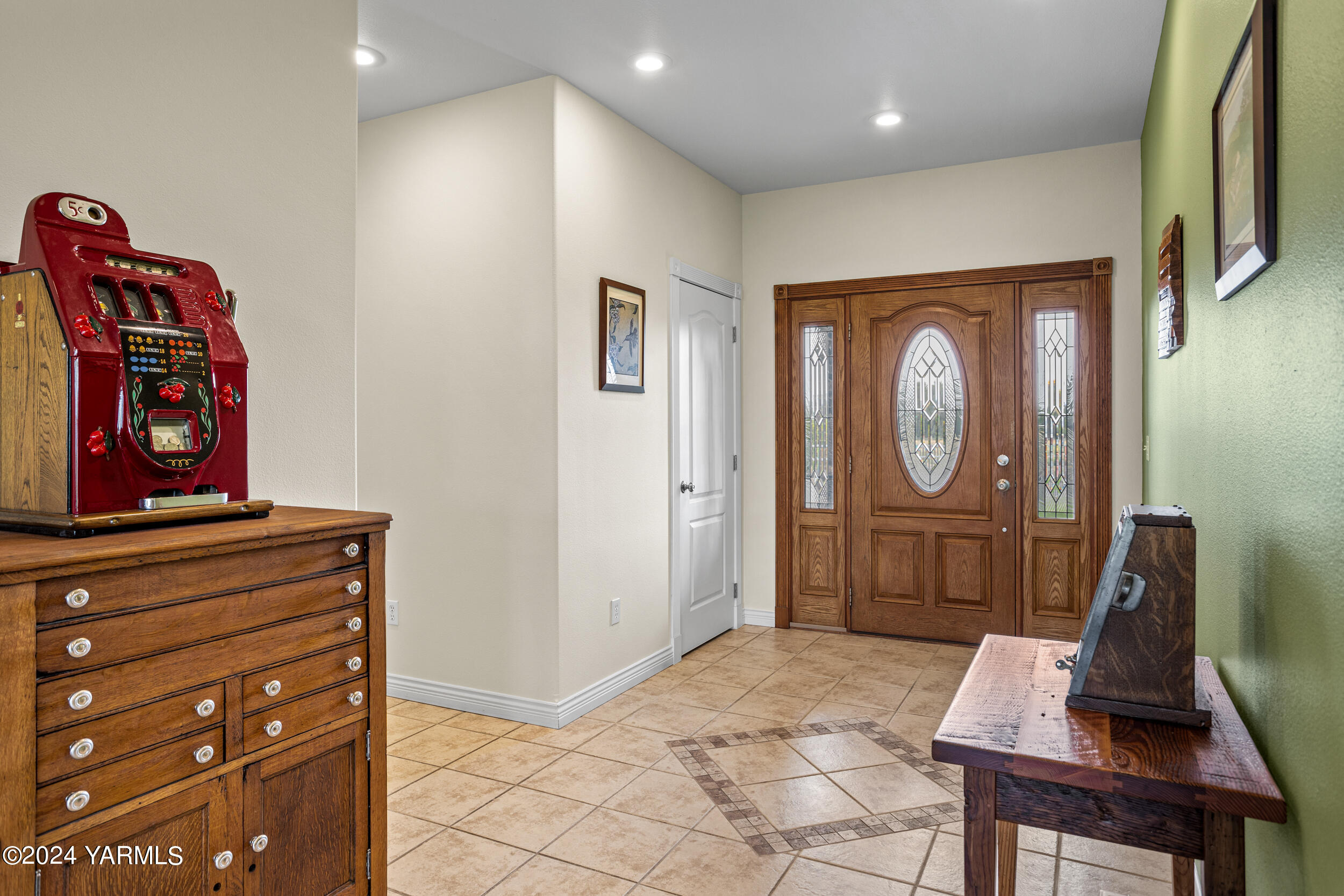 652 South Friedline Road Yakima, WA 98908 - Photo 7 of 38 a view of a hallway with wooden floor