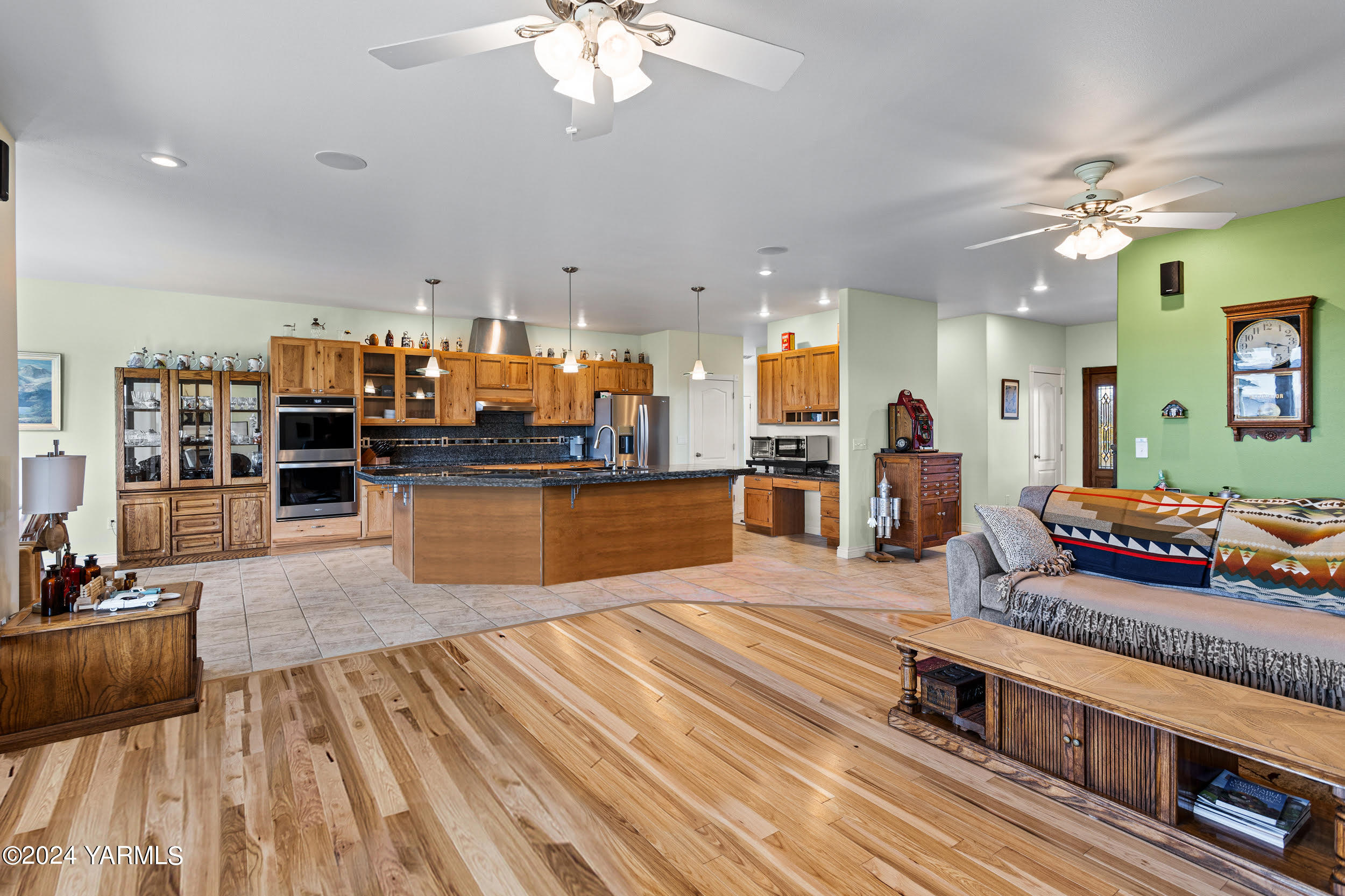 652 South Friedline Road Yakima, WA 98908 - Photo 8 of 38 a living room with stainless steel appliances kitchen island granite countertop furniture and a view of kitchen