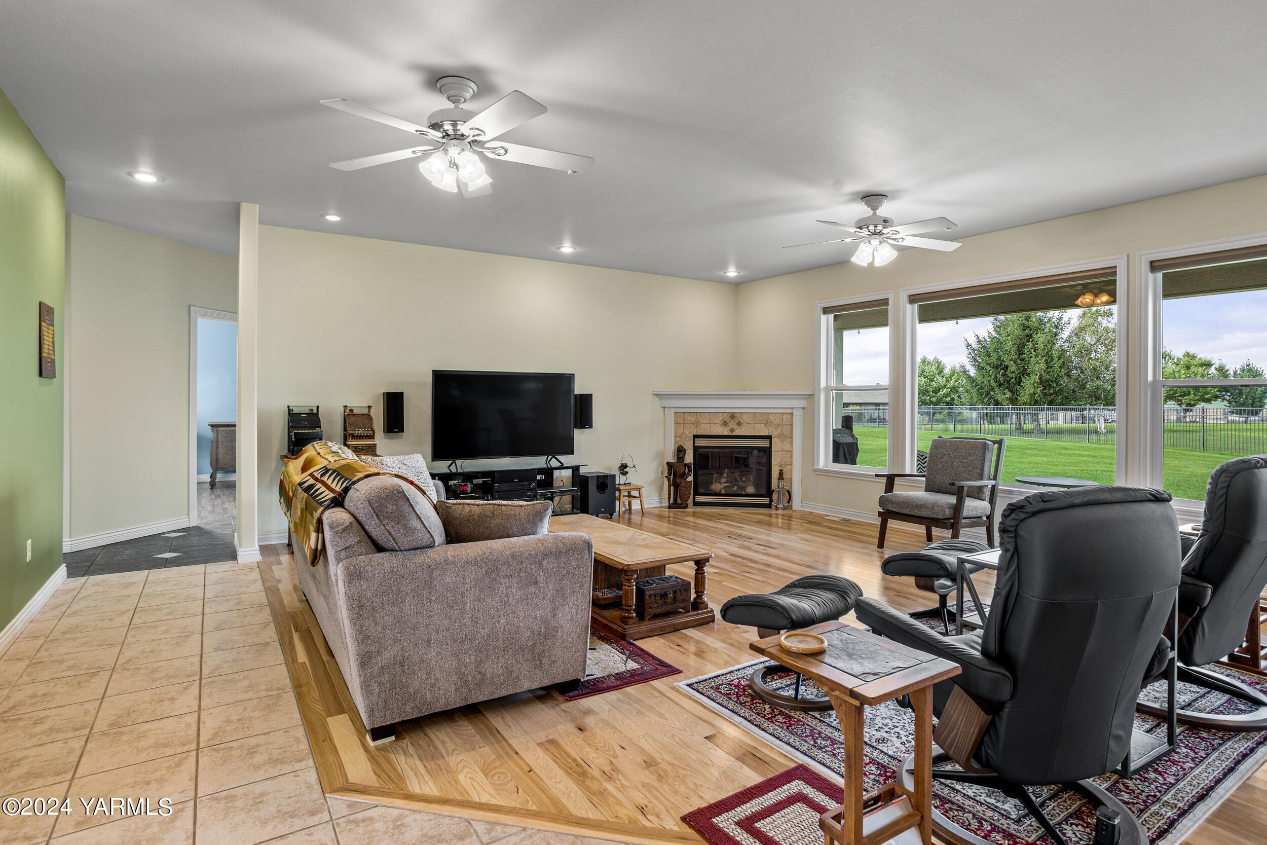652 South Friedline Road Yakima, WA 98908 - Photo 9 of 38 a living room with furniture and a flat screen tv