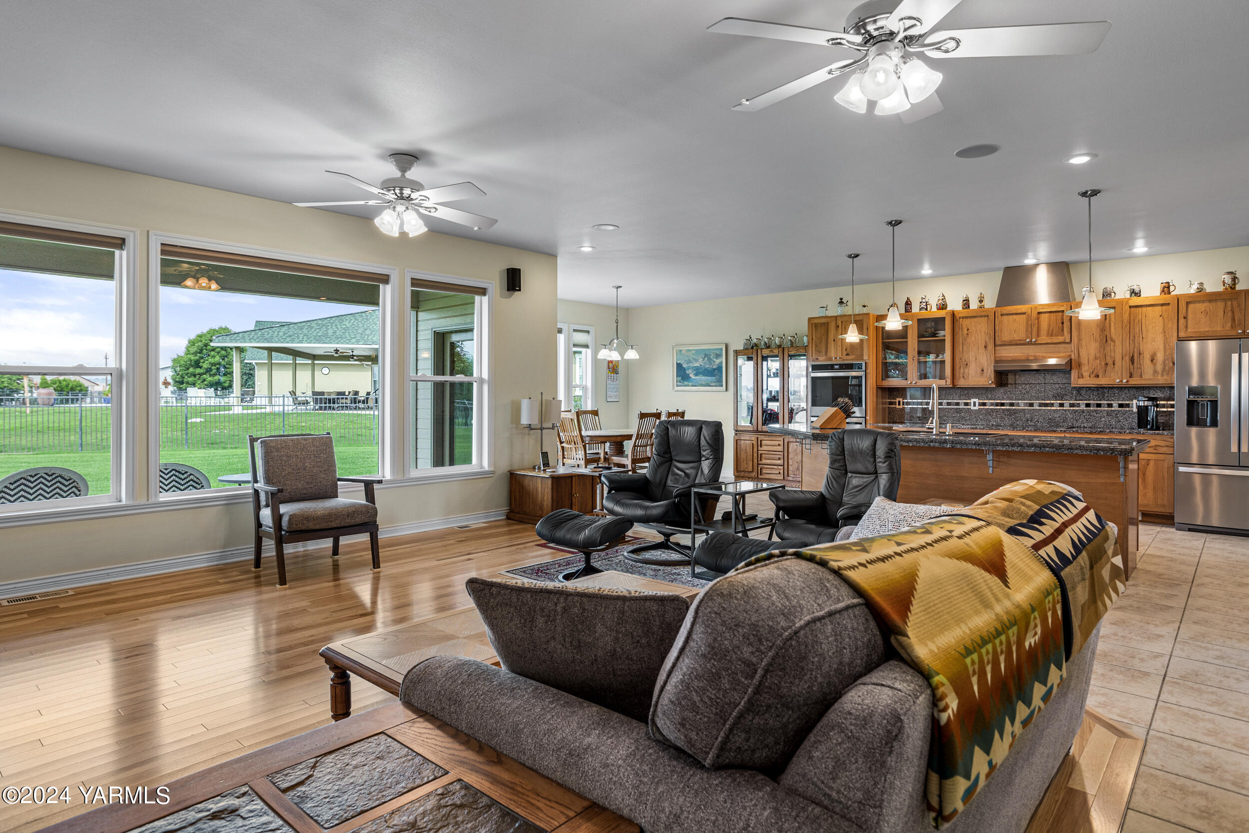 652 South Friedline Road Yakima, WA 98908 - Photo 10 of 38 a living room with furniture and a large window