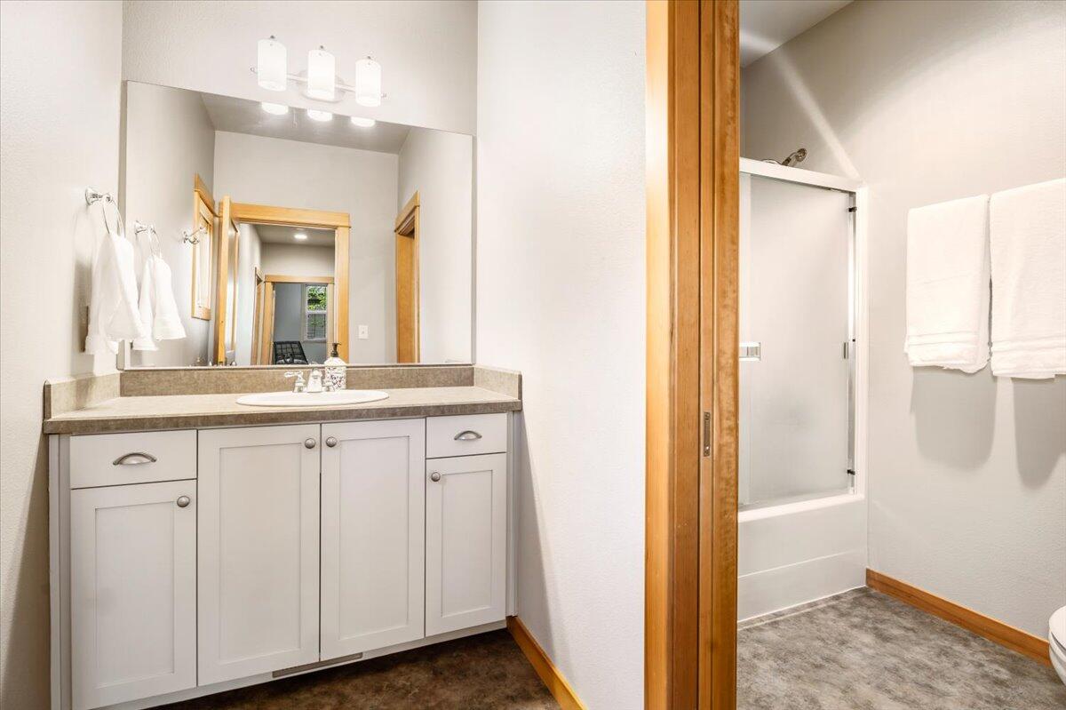 57112 Evergreen Loop, Unit 35 Sunriver, OR 97707 - Photo 24 of 38 24-Bathroom