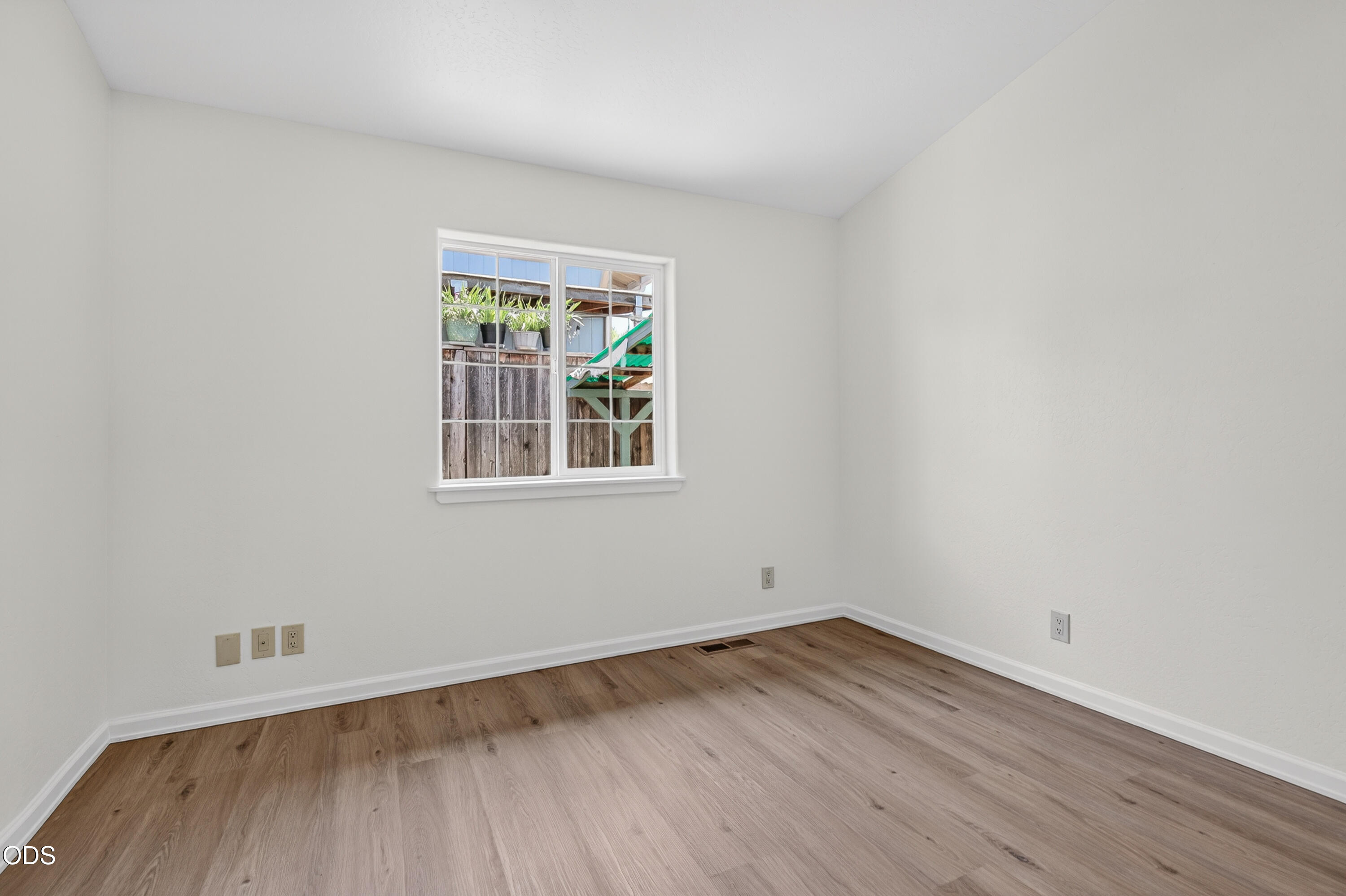 502 South B Street Phoenix, OR 97535 - Photo 10 of 27