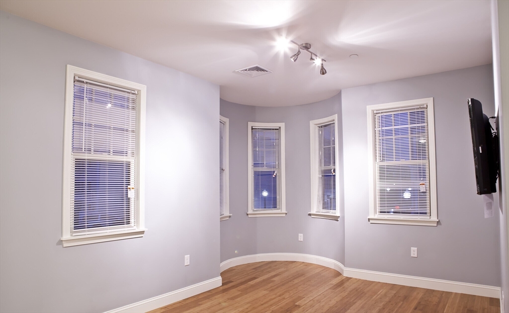 195 West 3rd Street, Unit 4 Boston, MA 02127 - Photo 4 of 16