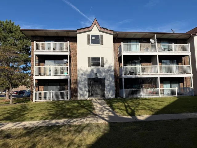 $2,000 | 157 North Gregory Street, Unit 14, Aurora, IL 60504